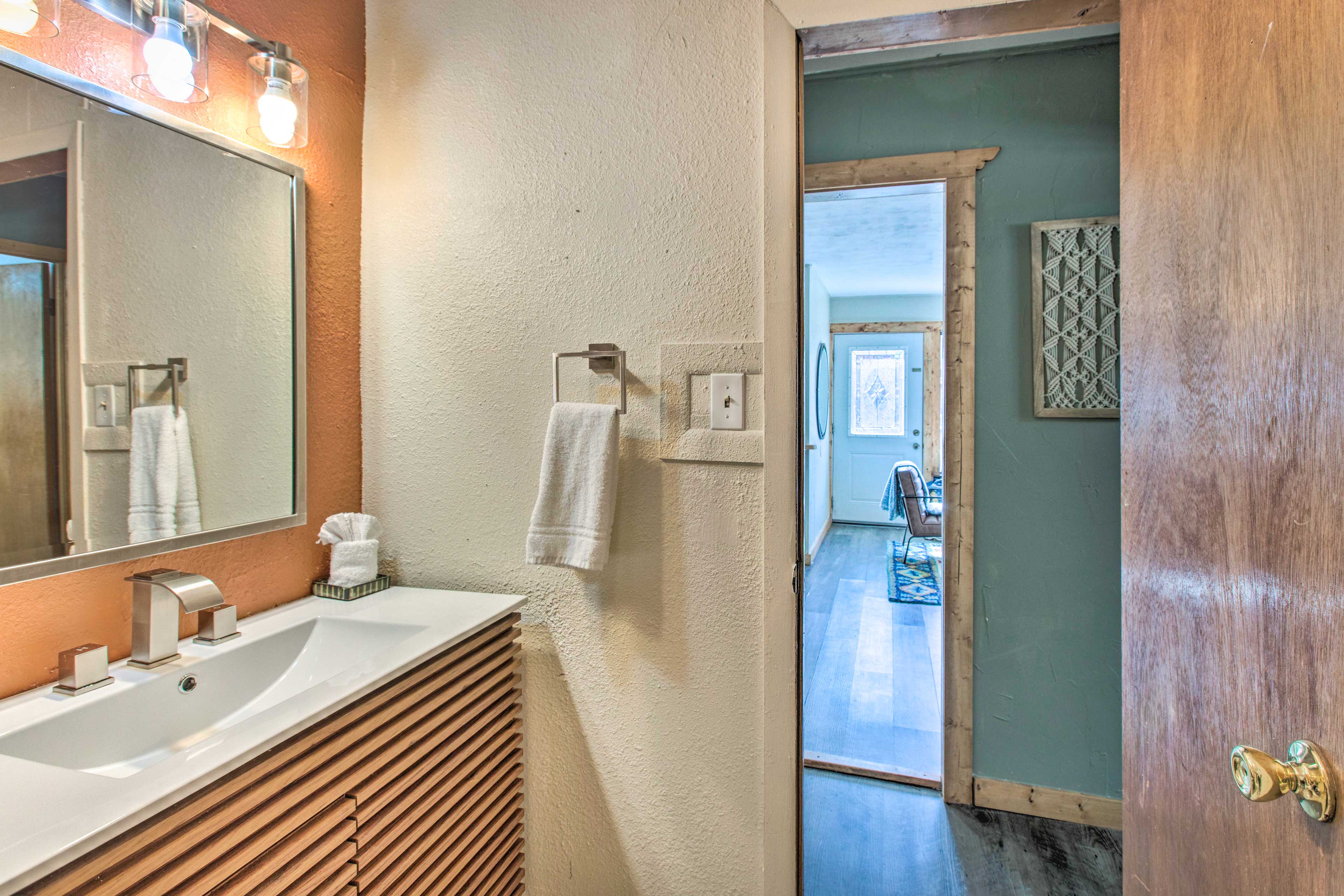 Full Bathroom | Towels Provided | Complimentary Toiletries | Hair Dryer