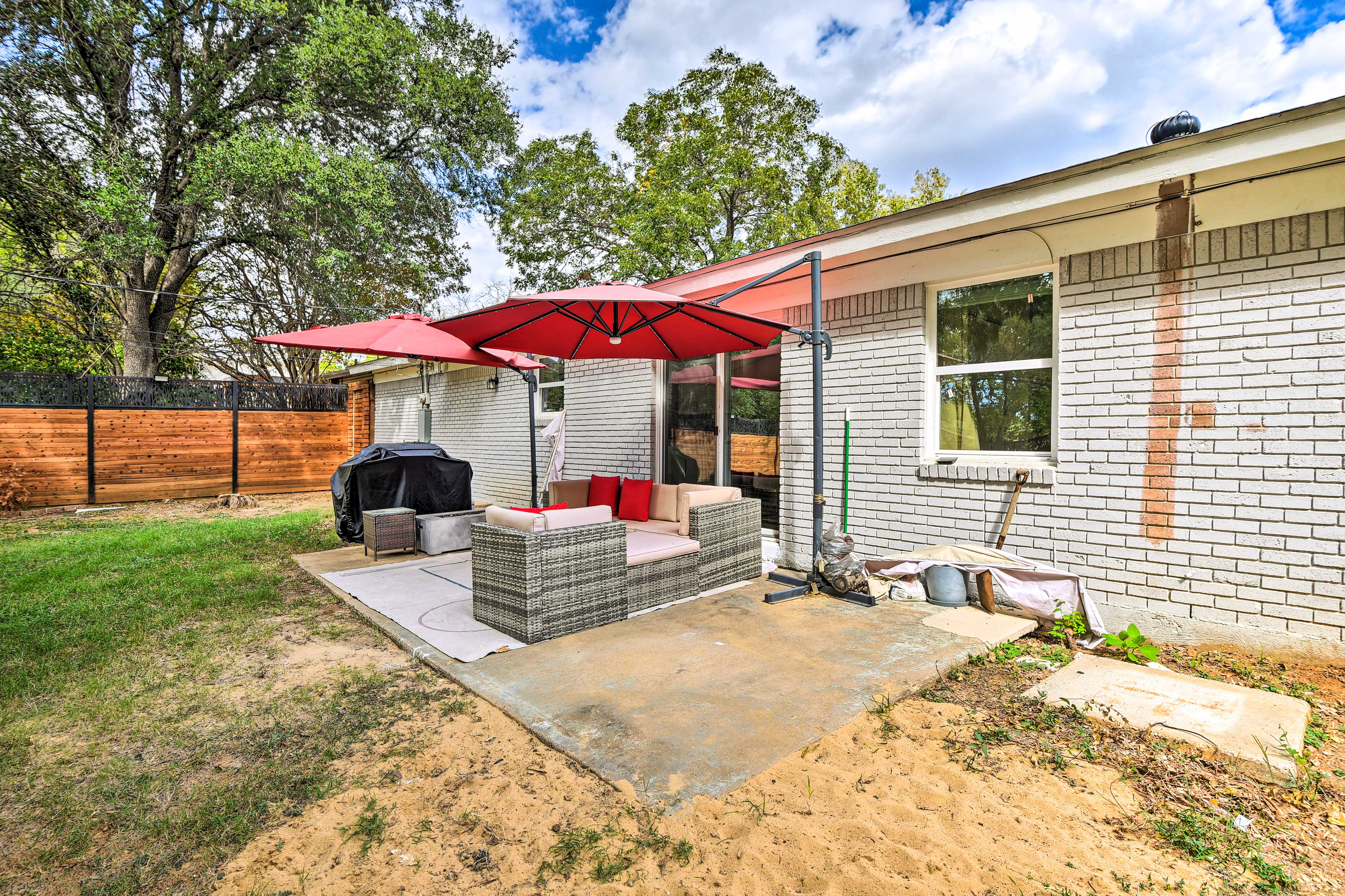 Covered Outdoor Patio | Fire Pit | Gas Grill