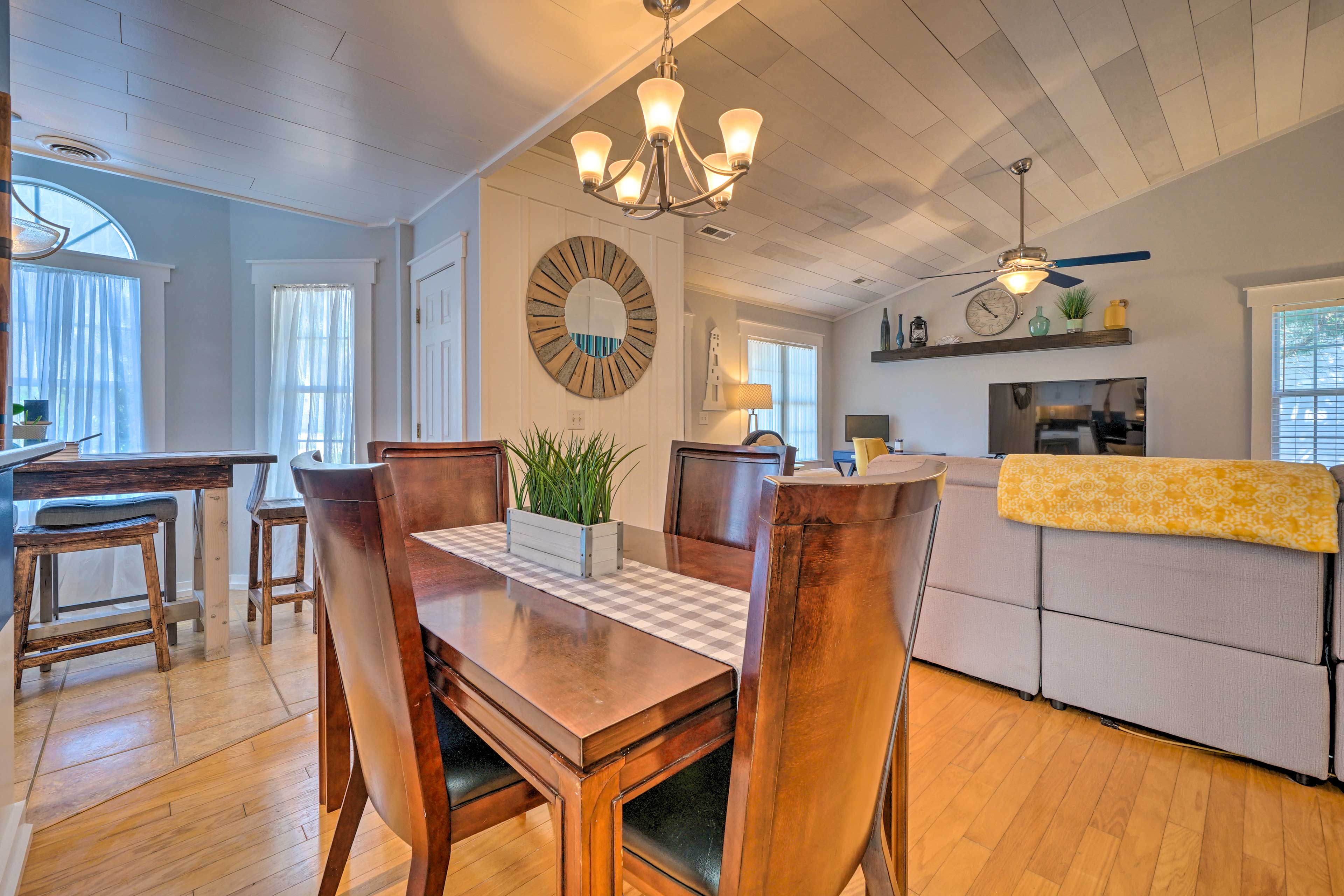 Dining Area | Dishware & Flatware Provided