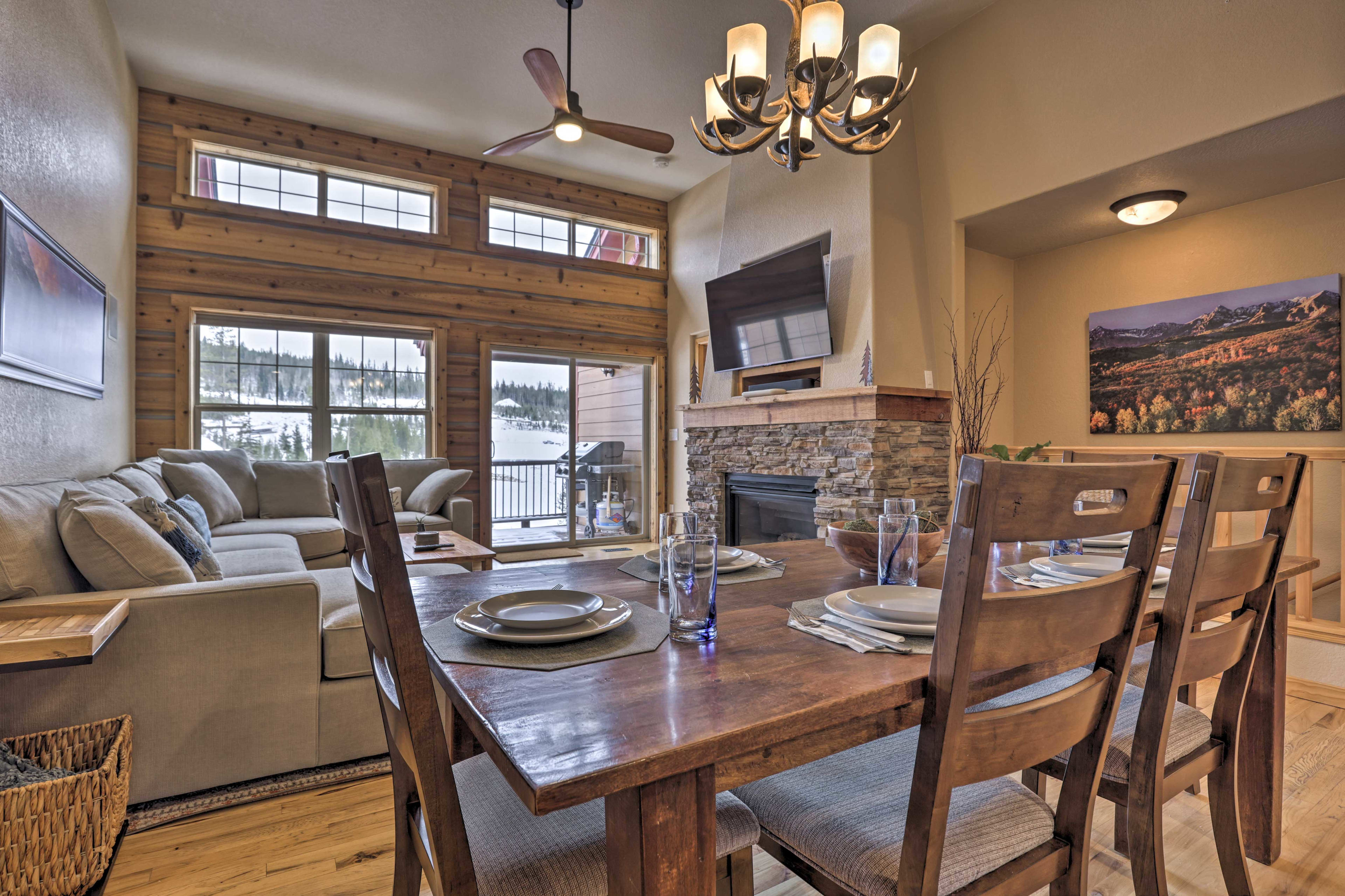 Dining Area | Dishware & Flatware Provided