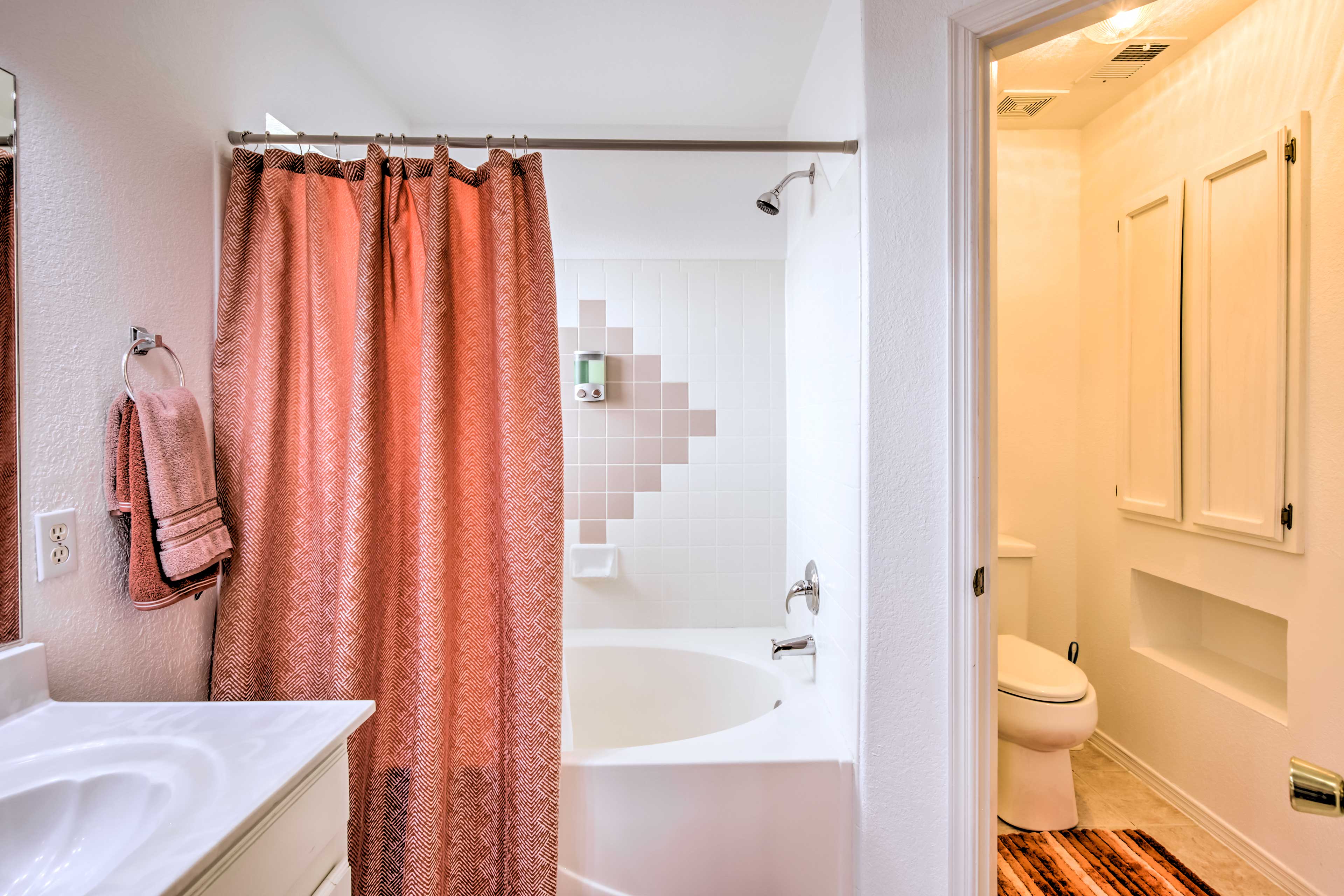 En-Suite Bathroom | Towels Provided | Complimentary Toiletries