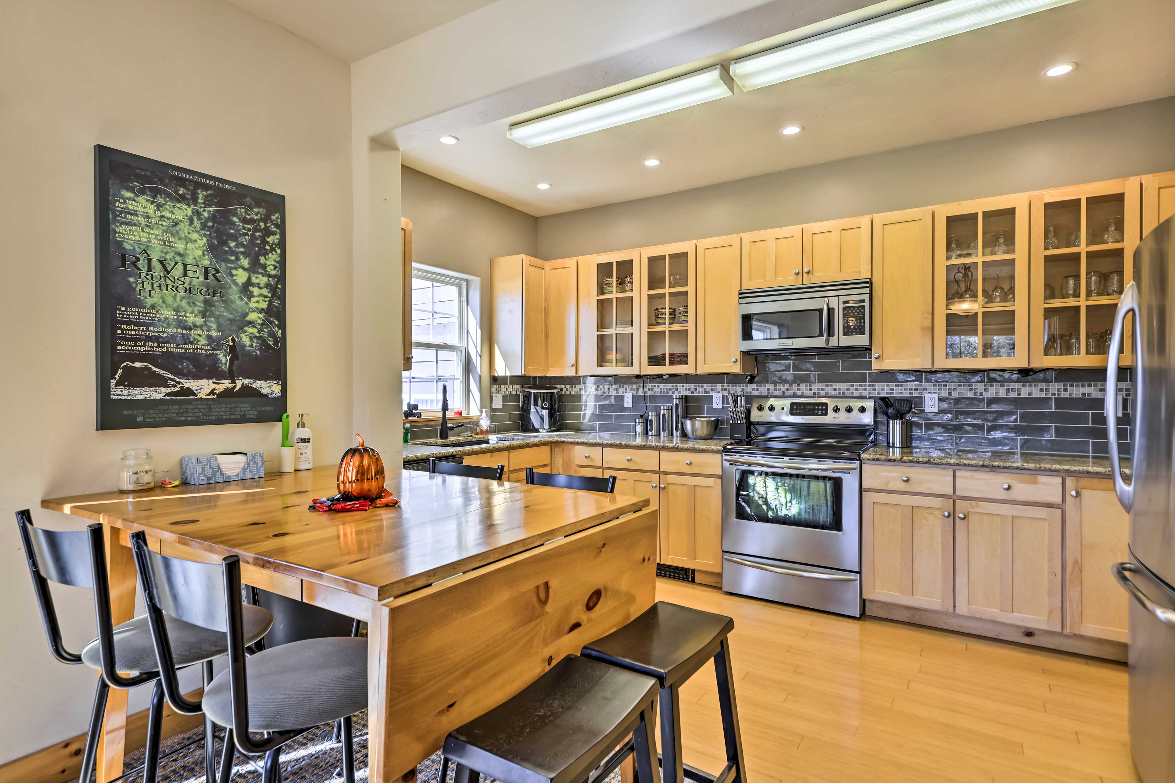 Dining Area | Dishware/Flatware Provided | 2nd Floor