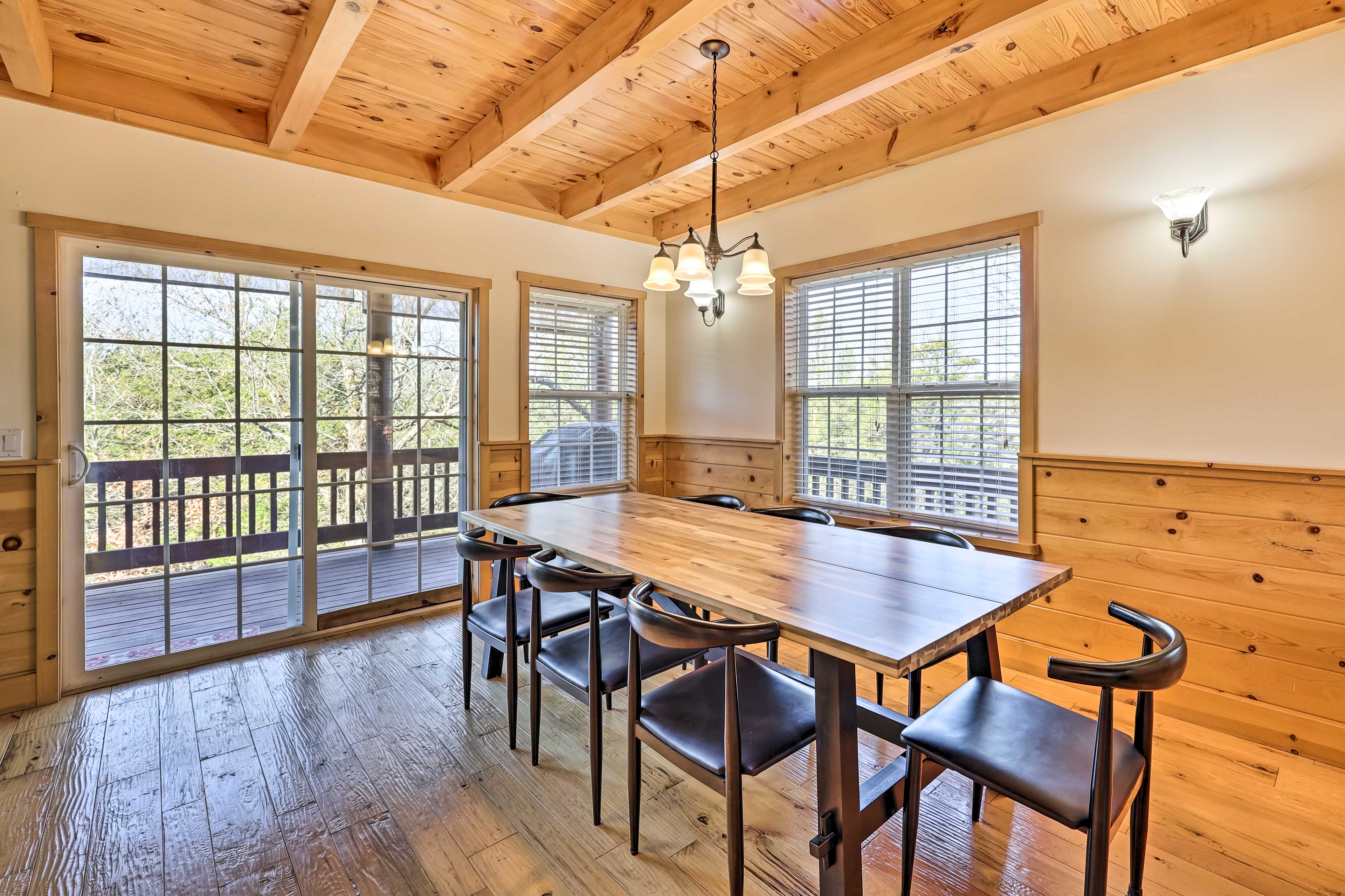 Dining Area | Dishware/Flatware Provided