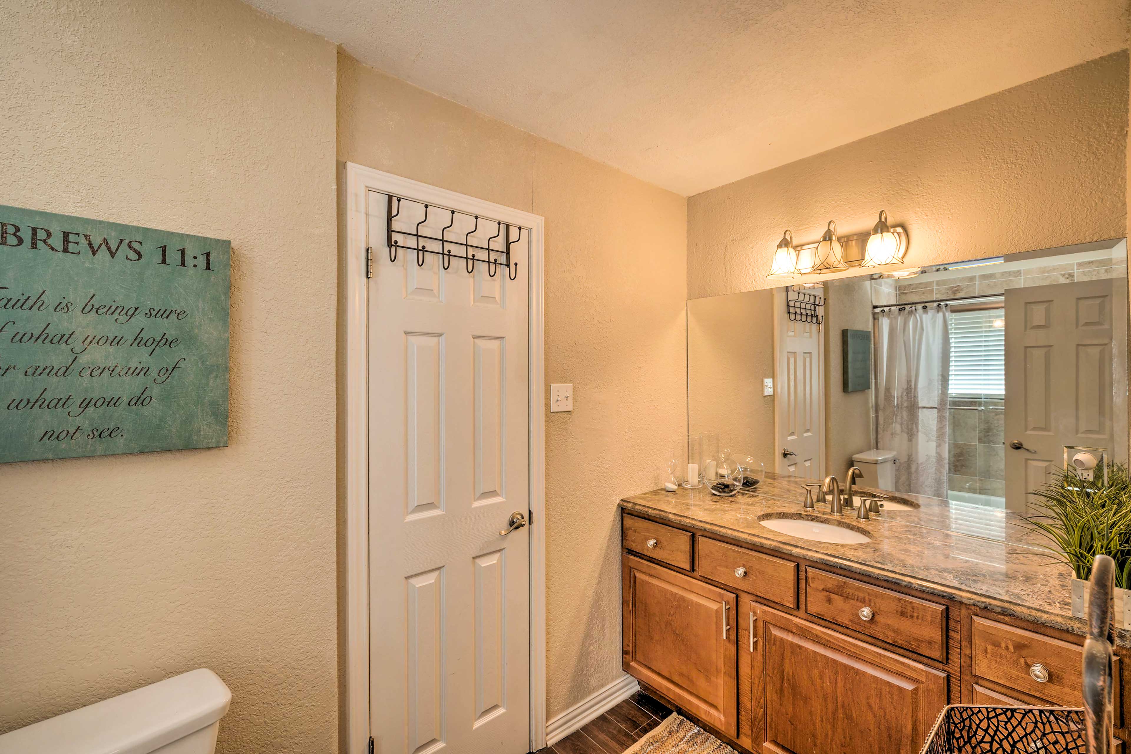 Jack & Jill Bathroom | 2nd Floor