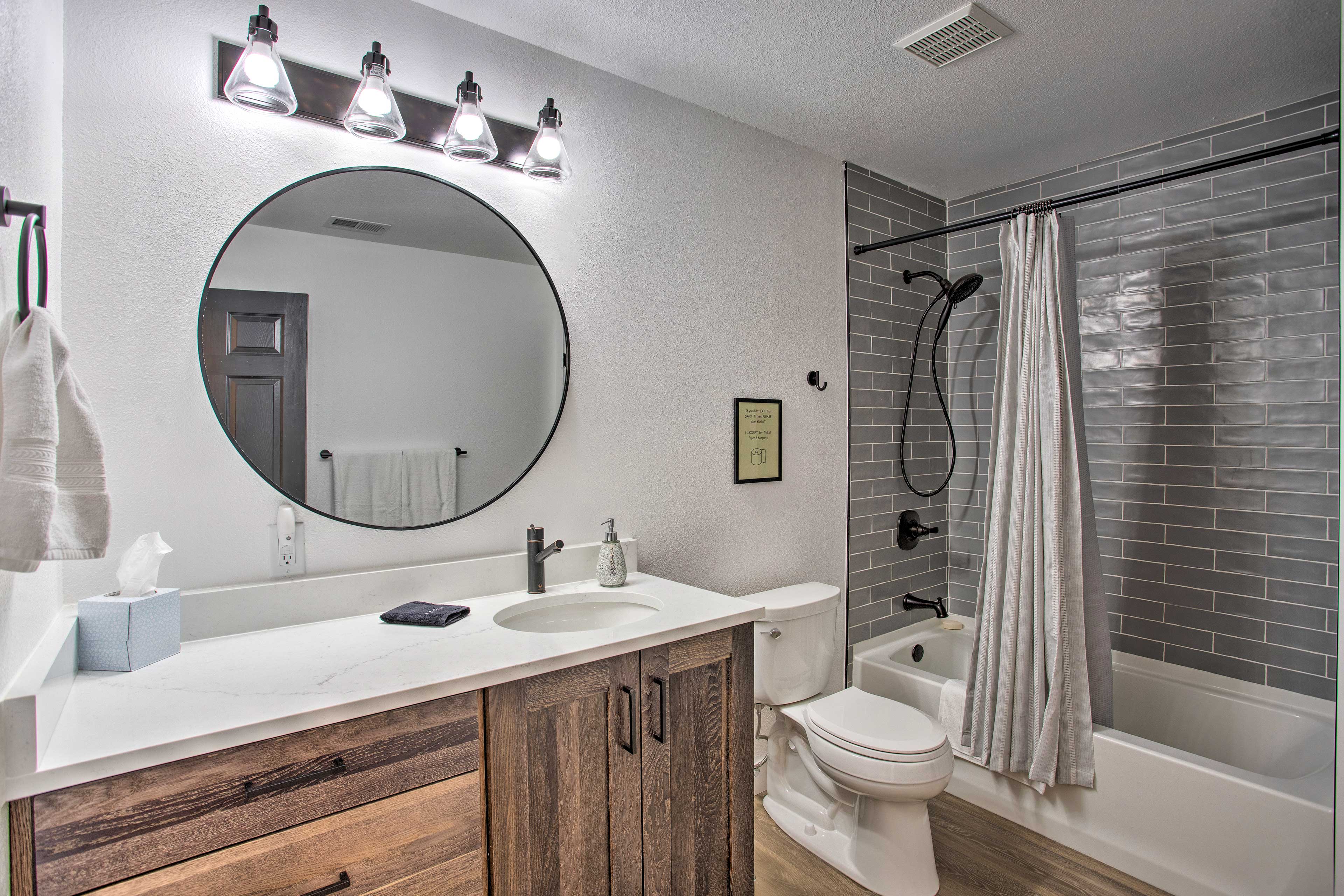 Full Bathroom | Complimentary Toiletries