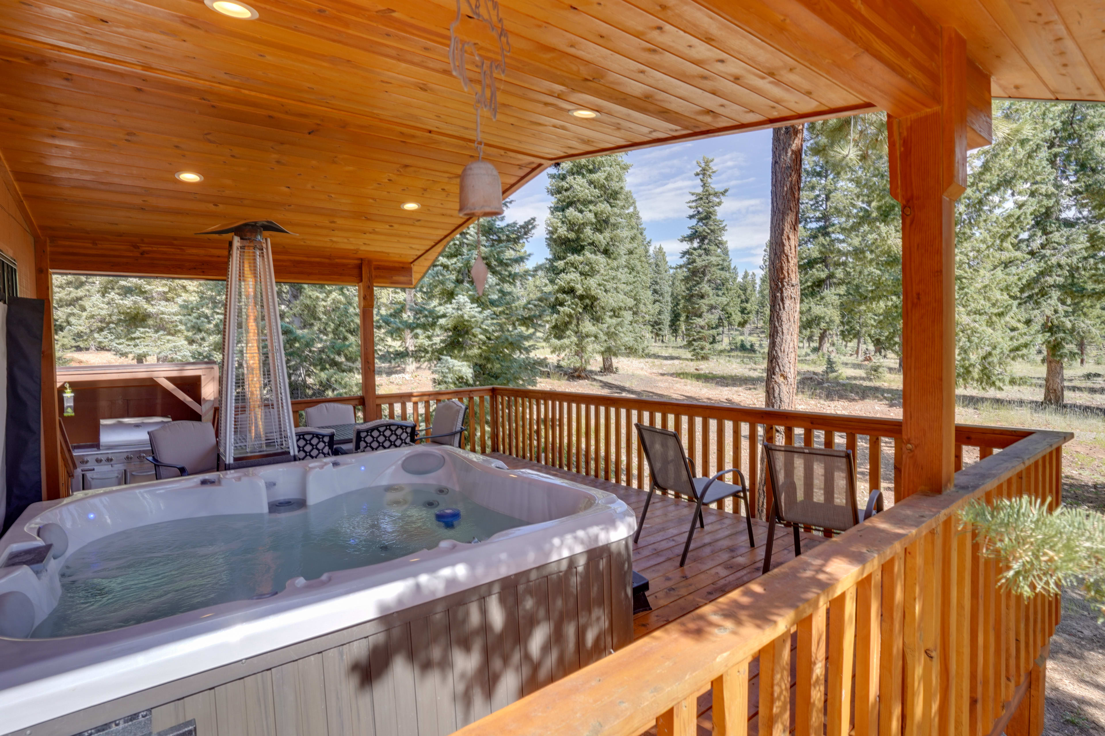 Spacious Duck Creek Village Cabin w/ Hot Tub!