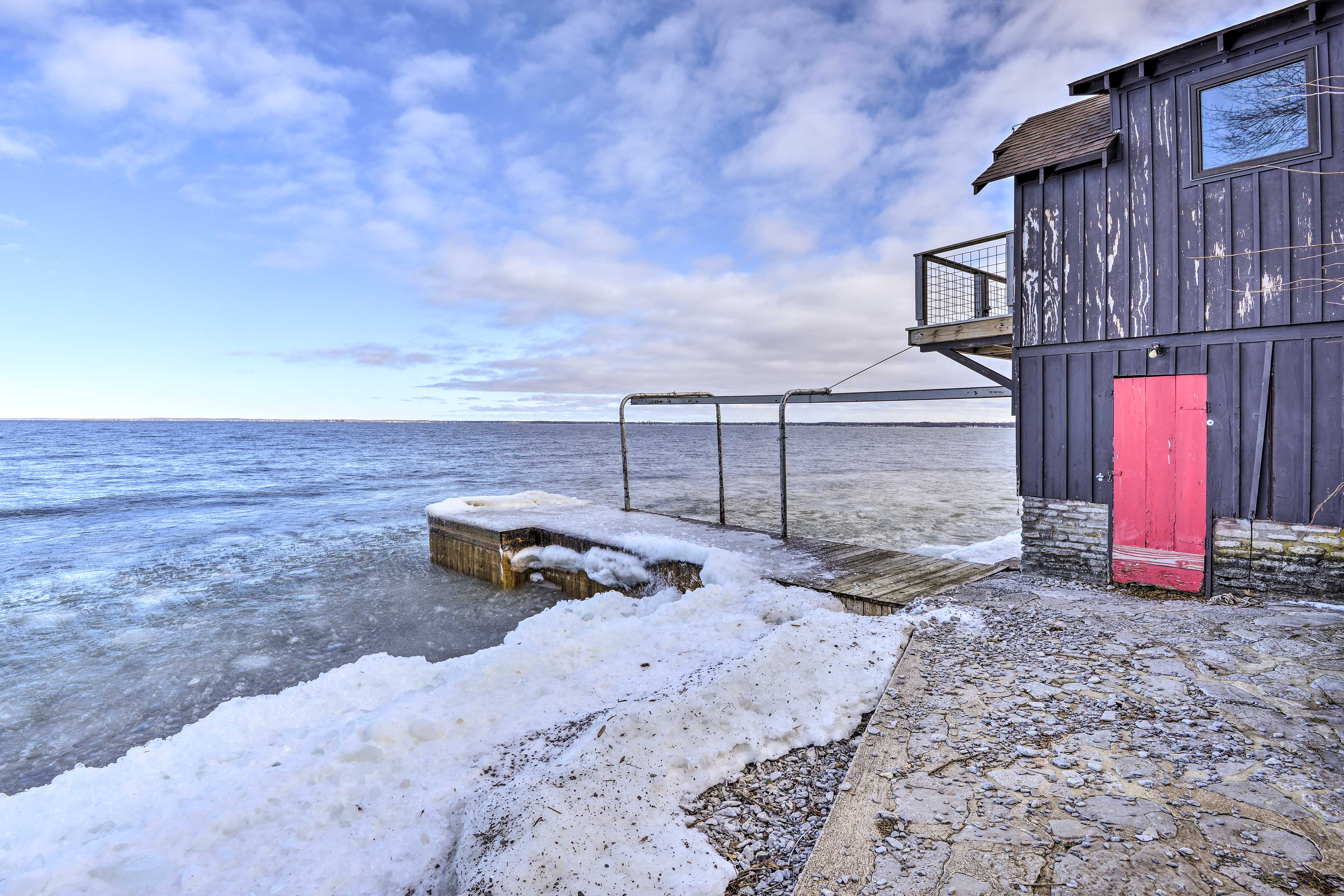 Lake Access | Dock | Stairs Required (No Handrails)