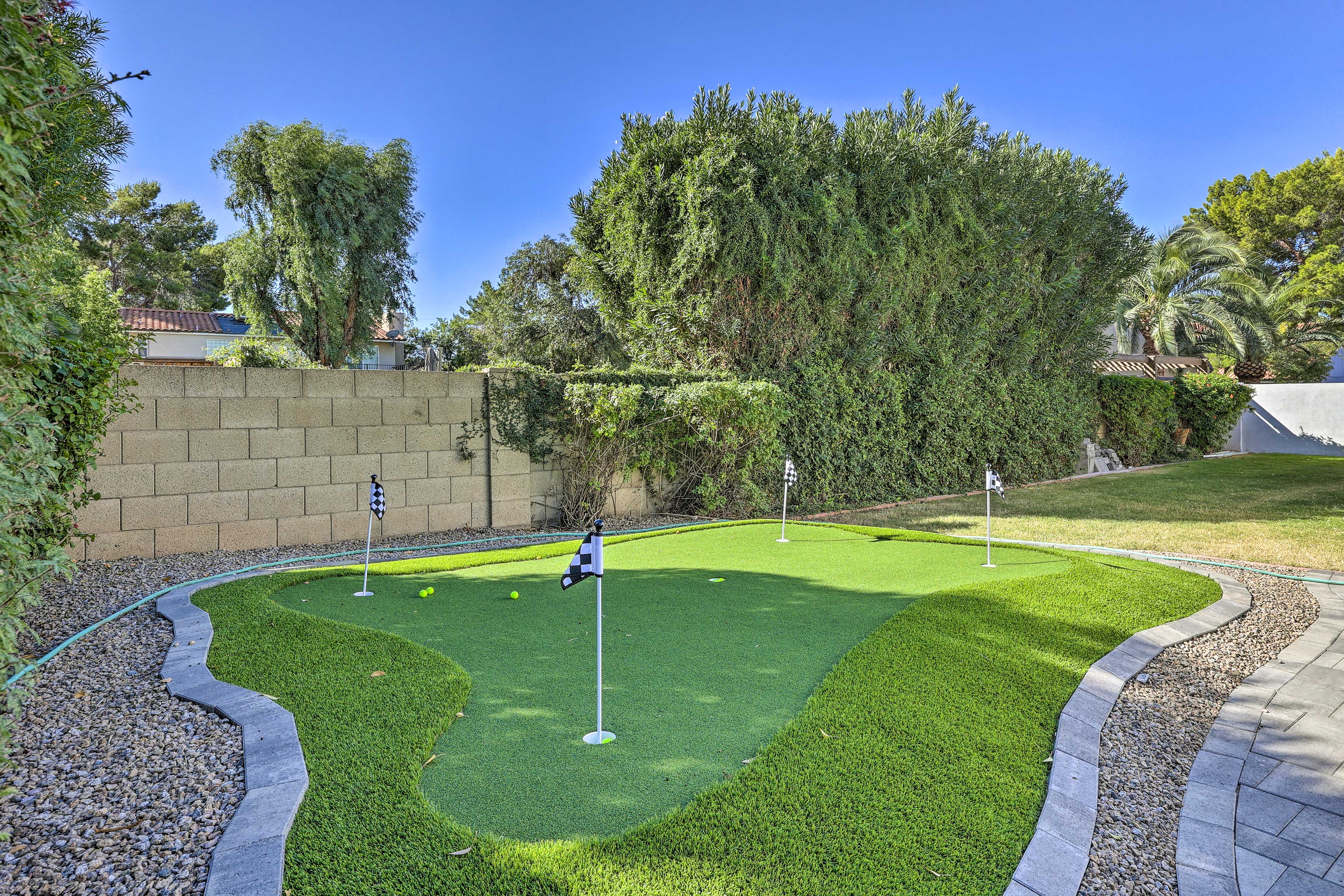 Private Yard | Putting Green