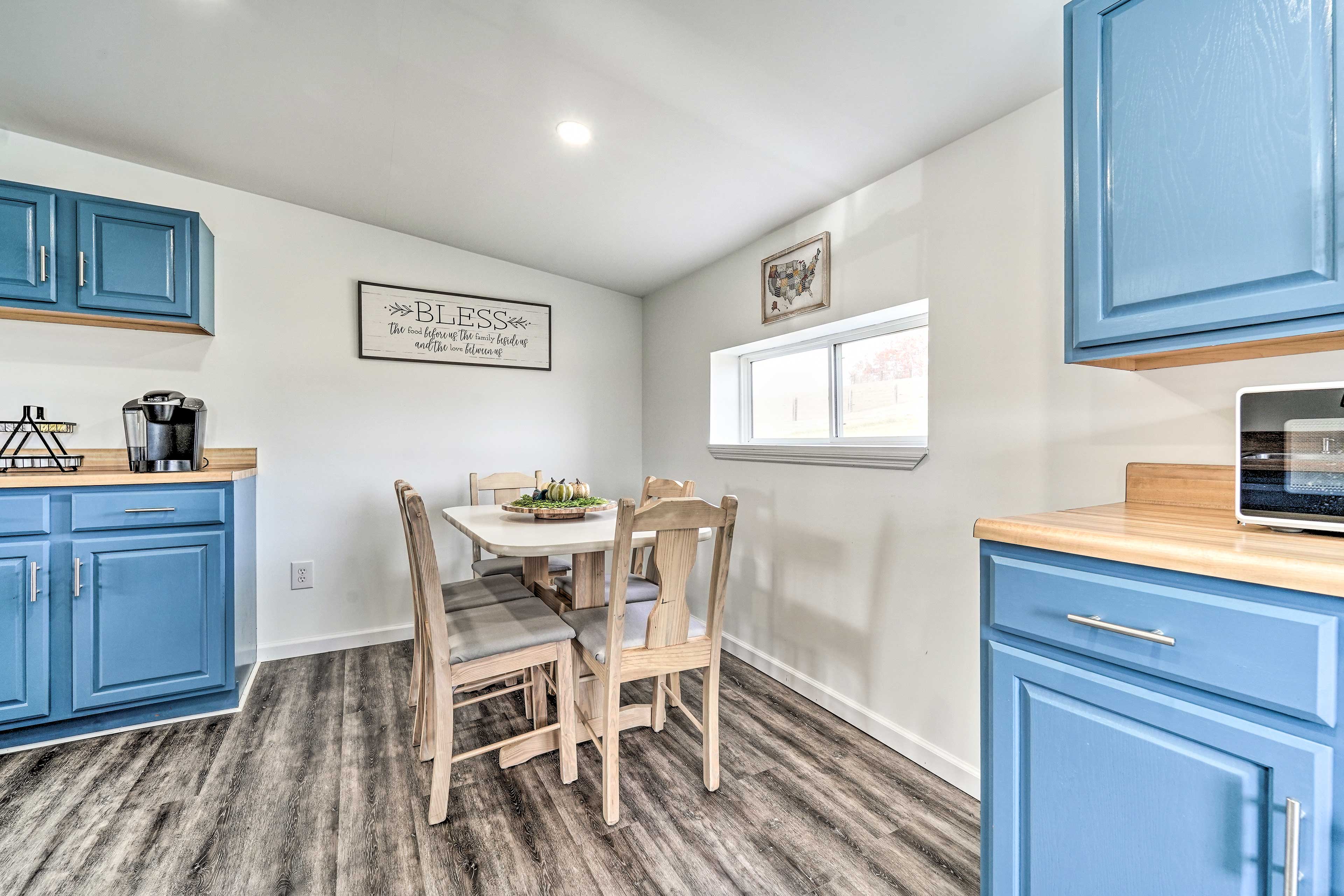 Dining Area | Dishware/Flatware Provided