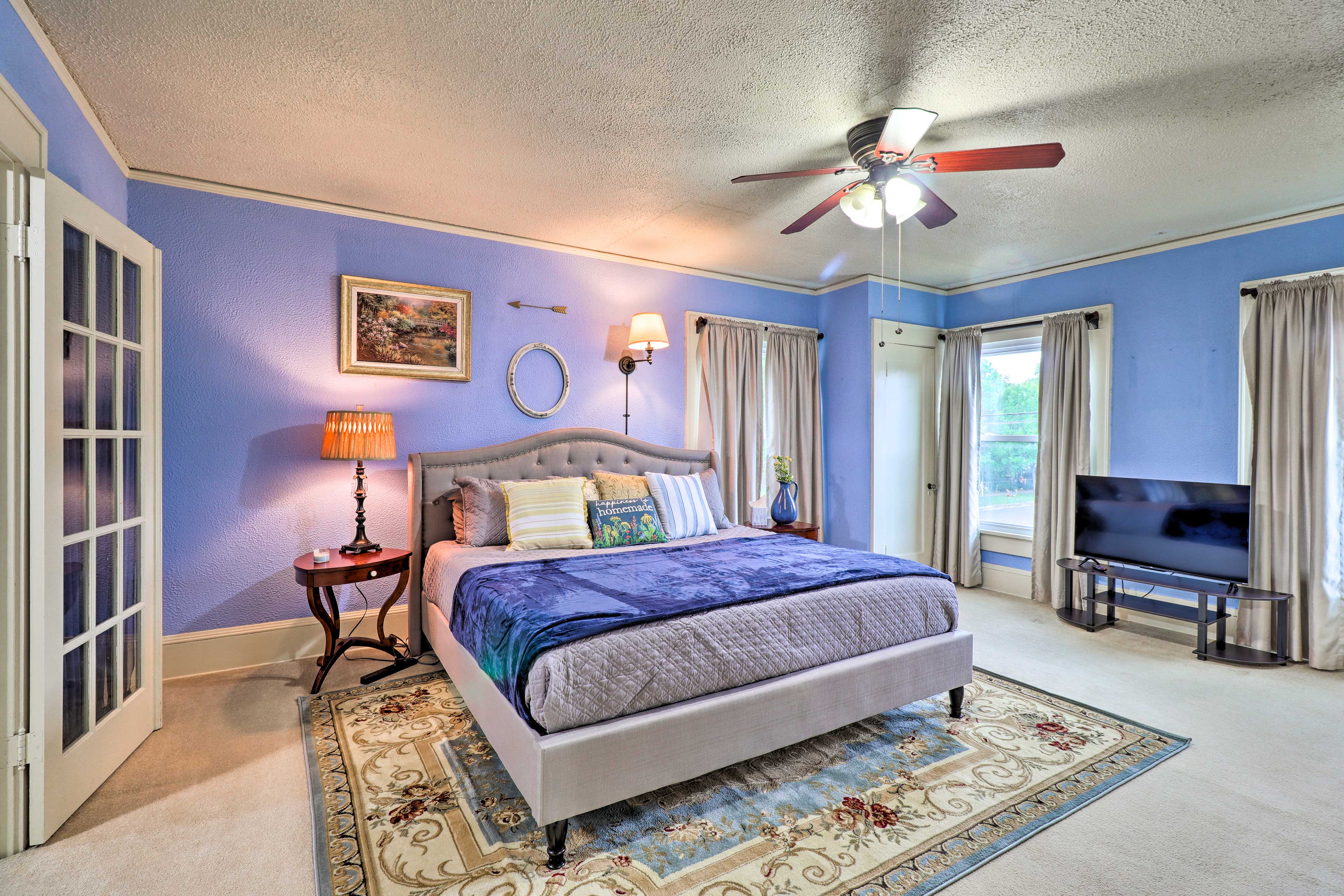 Bedroom 1 | King Bed | Twin Daybed | Smart TV | Ceiling Fans | 2nd Floor