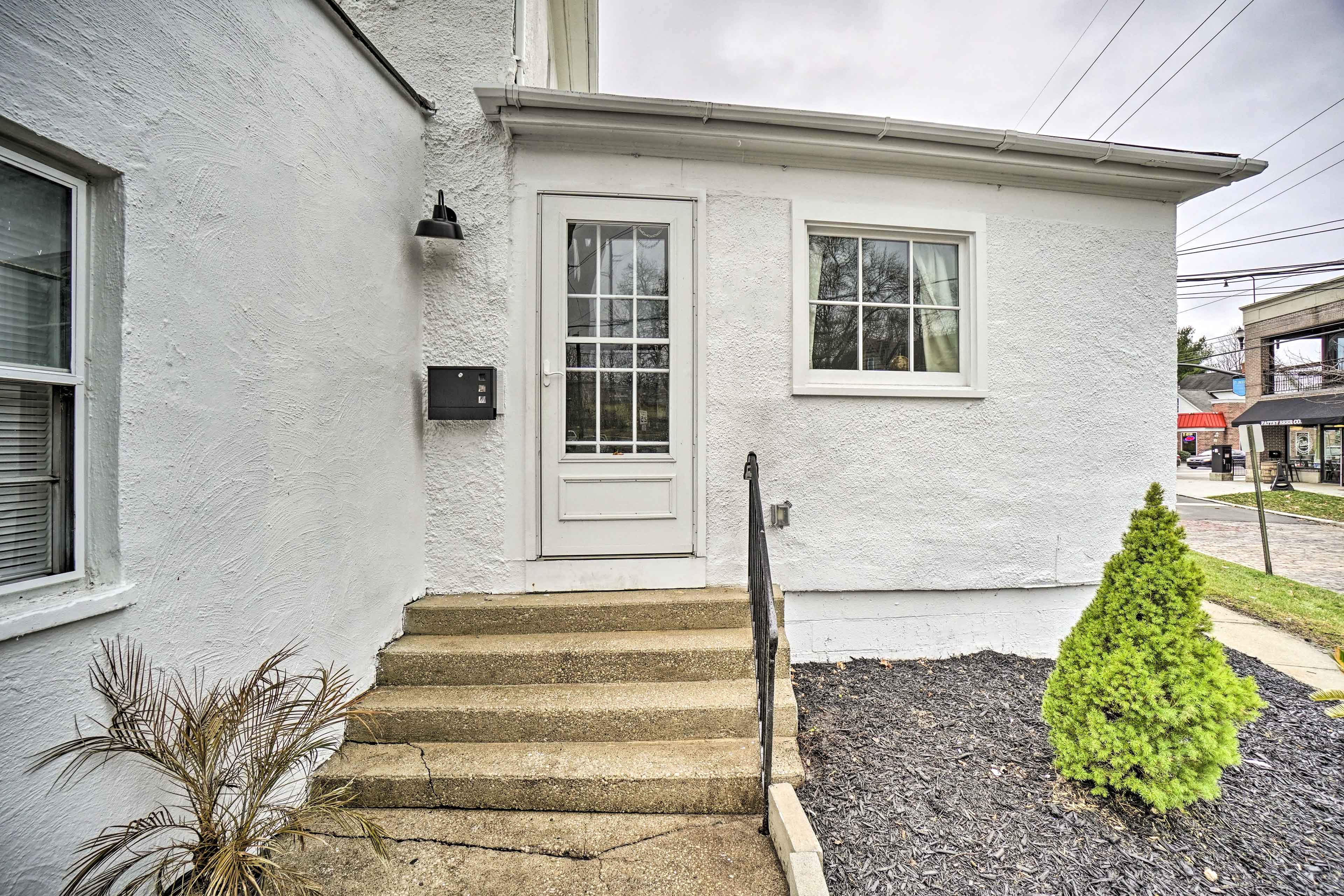 Apartment Entrance | Steps to Enter