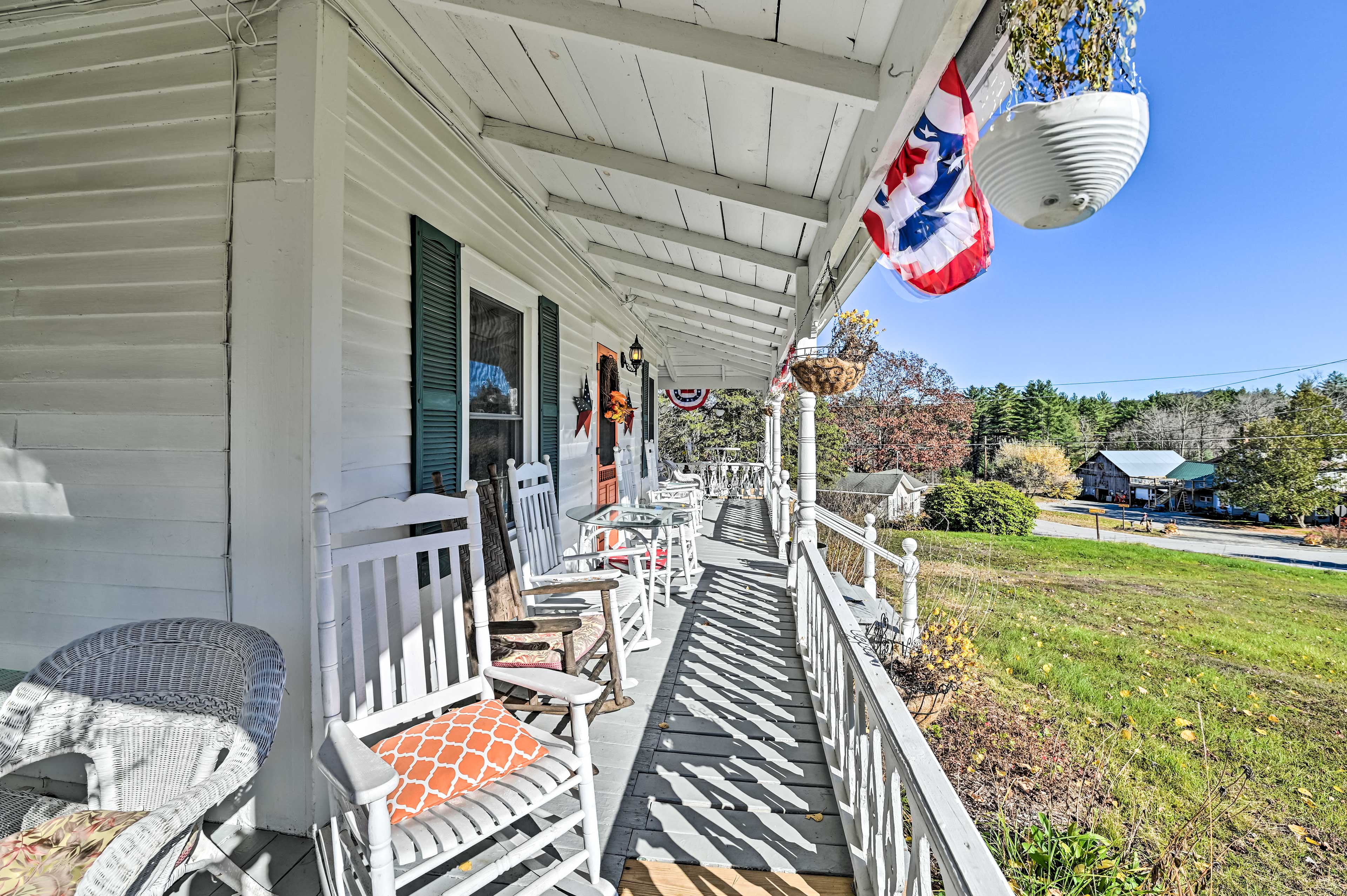 Wraparound Deck | Gas Grill | Outdoor Dining Set