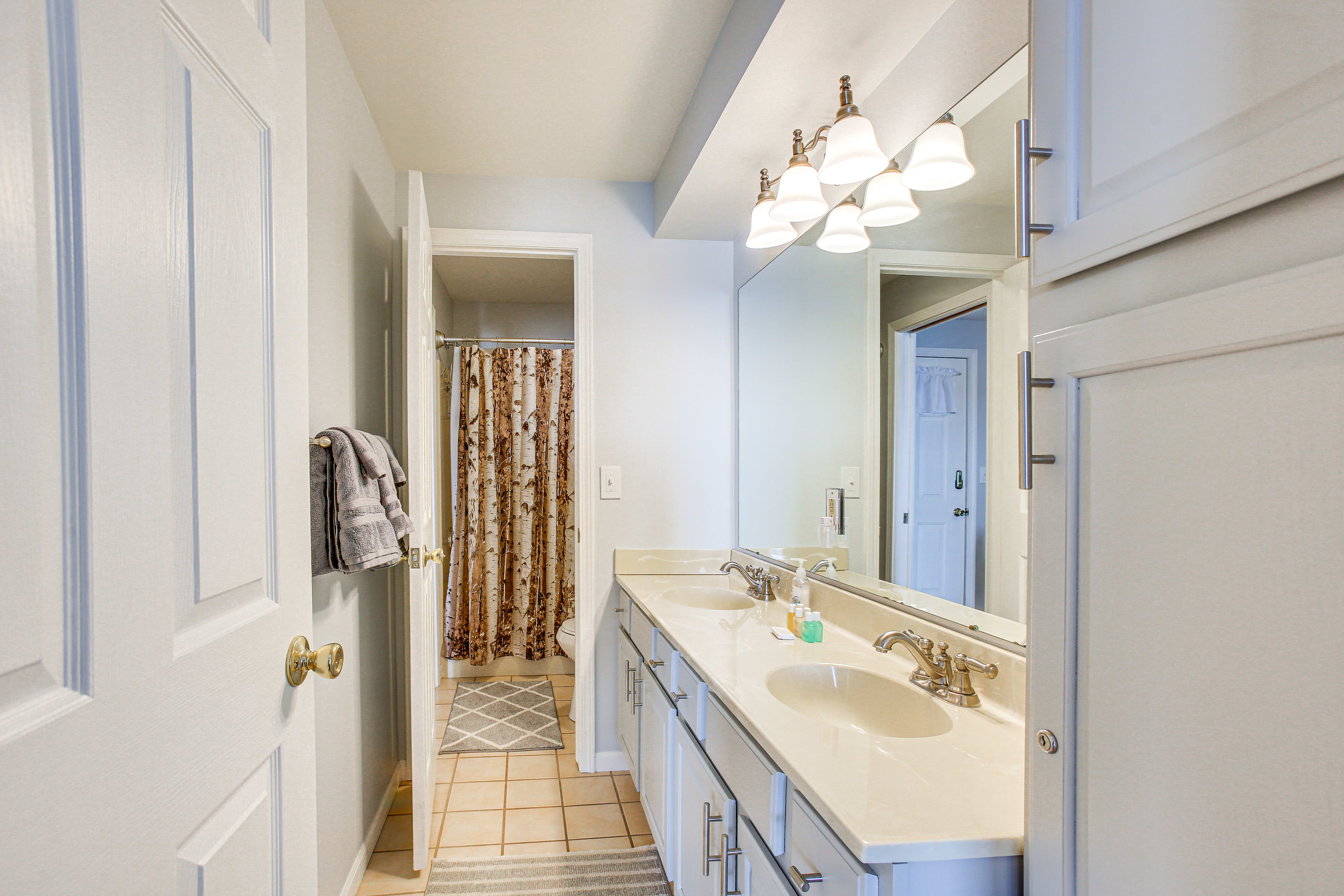 Full Bathroom | Complimentary Toiletries | Towels Provided