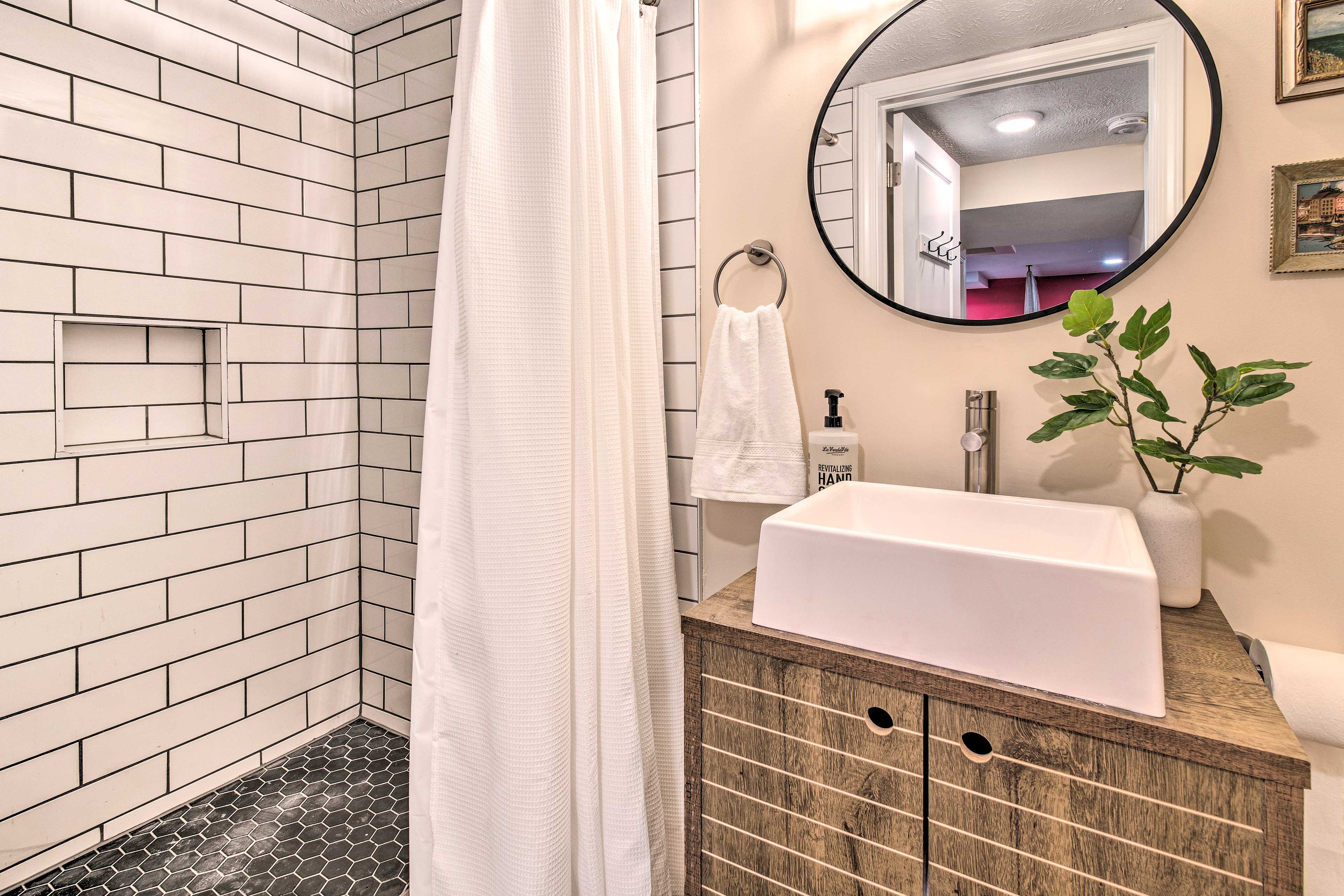 Full Bathroom | Complimentary Toiletries | Basement Level