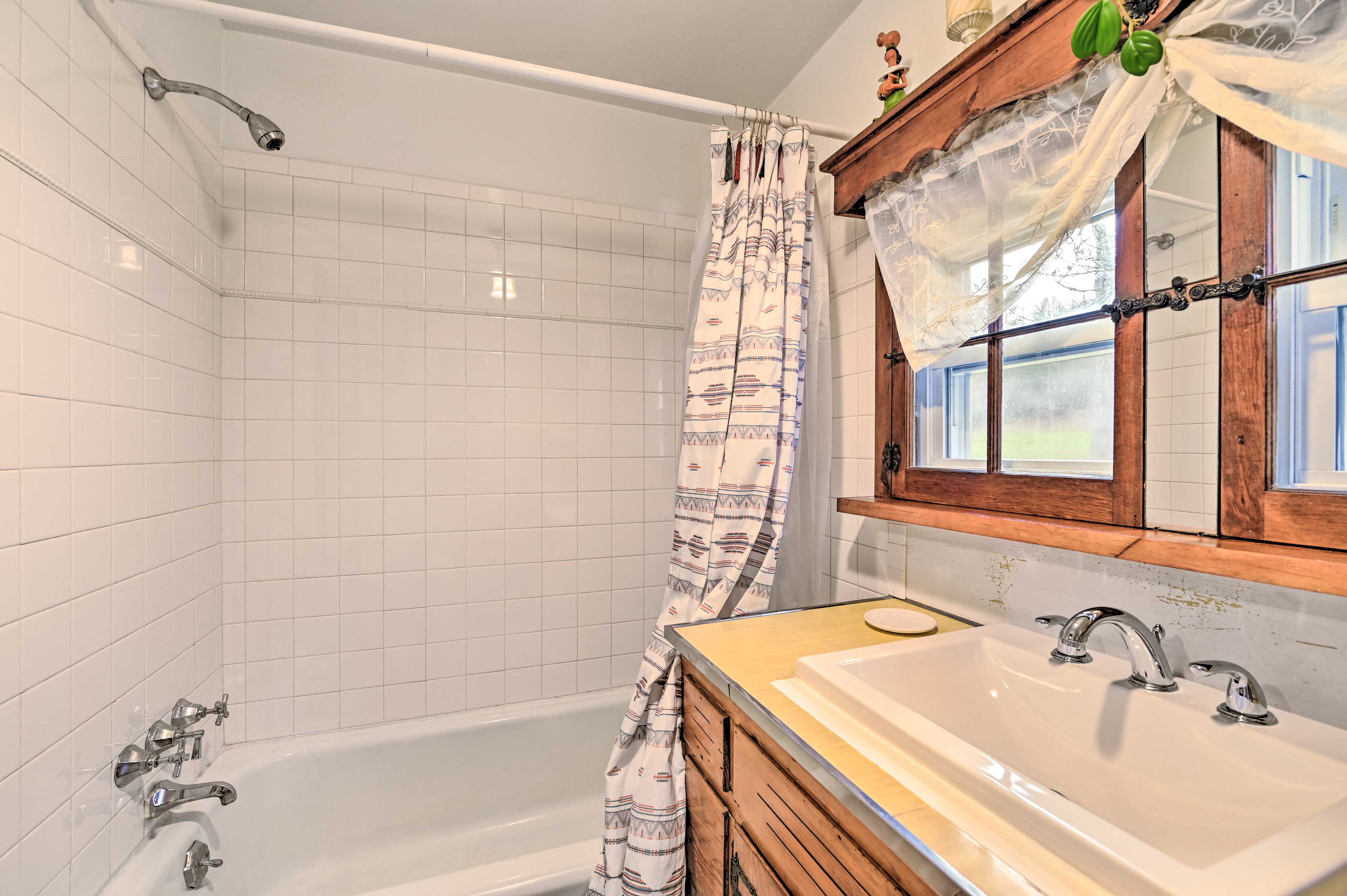 Full Bathroom | 1st Floor | Shower/Tub Combo | Complimentary Toiletries