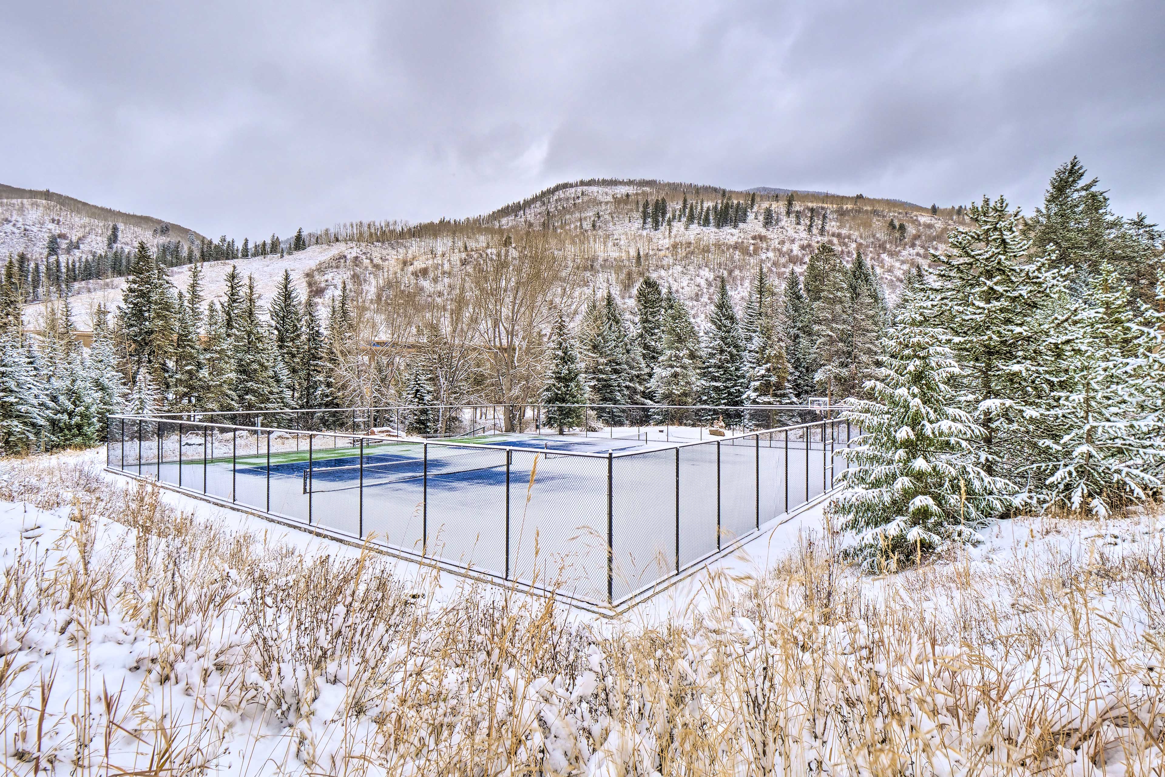 Community Tennis & Basketball Courts | Mountain Views