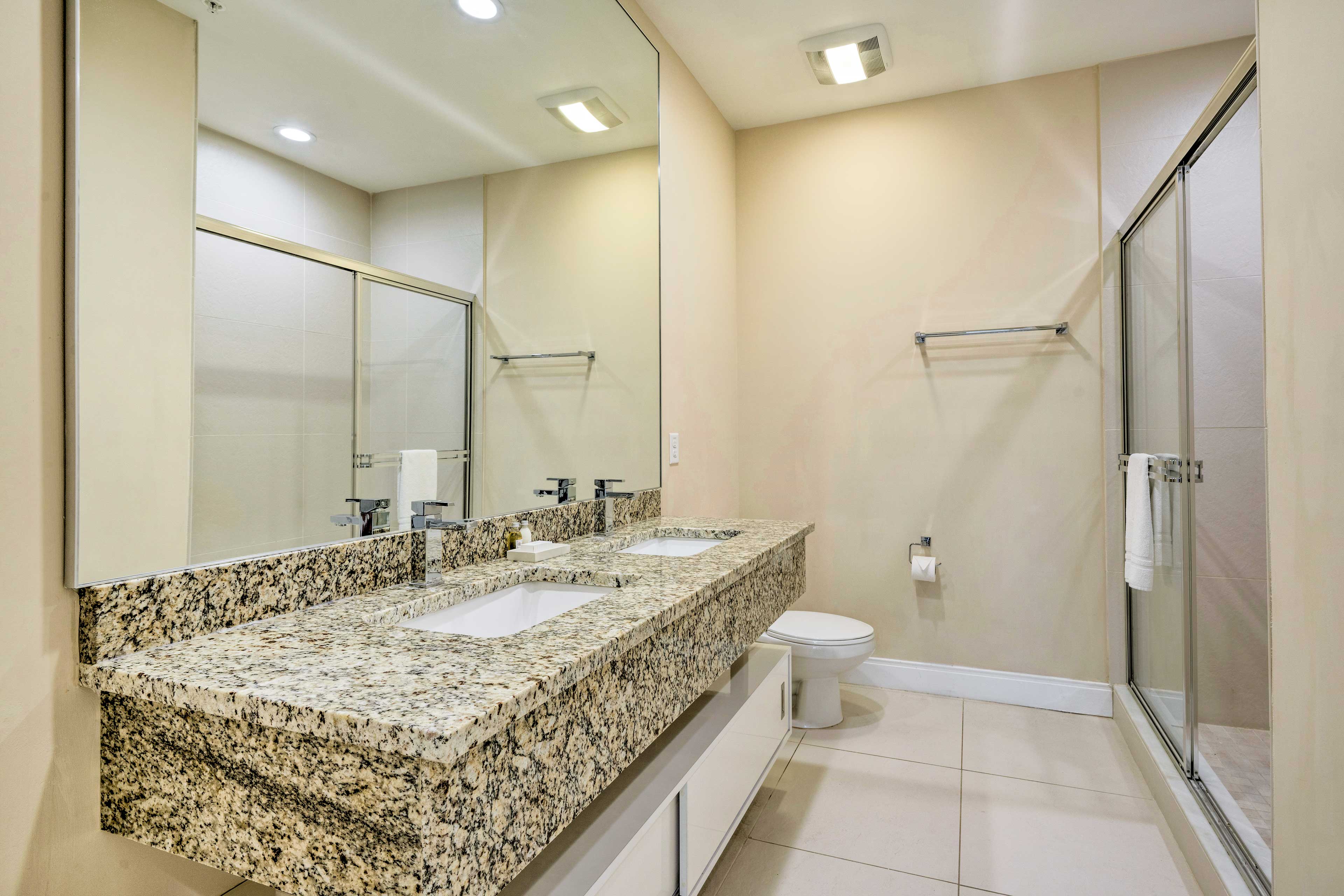 Full Bathroom | 1st Floor | Complimentary Toiletries