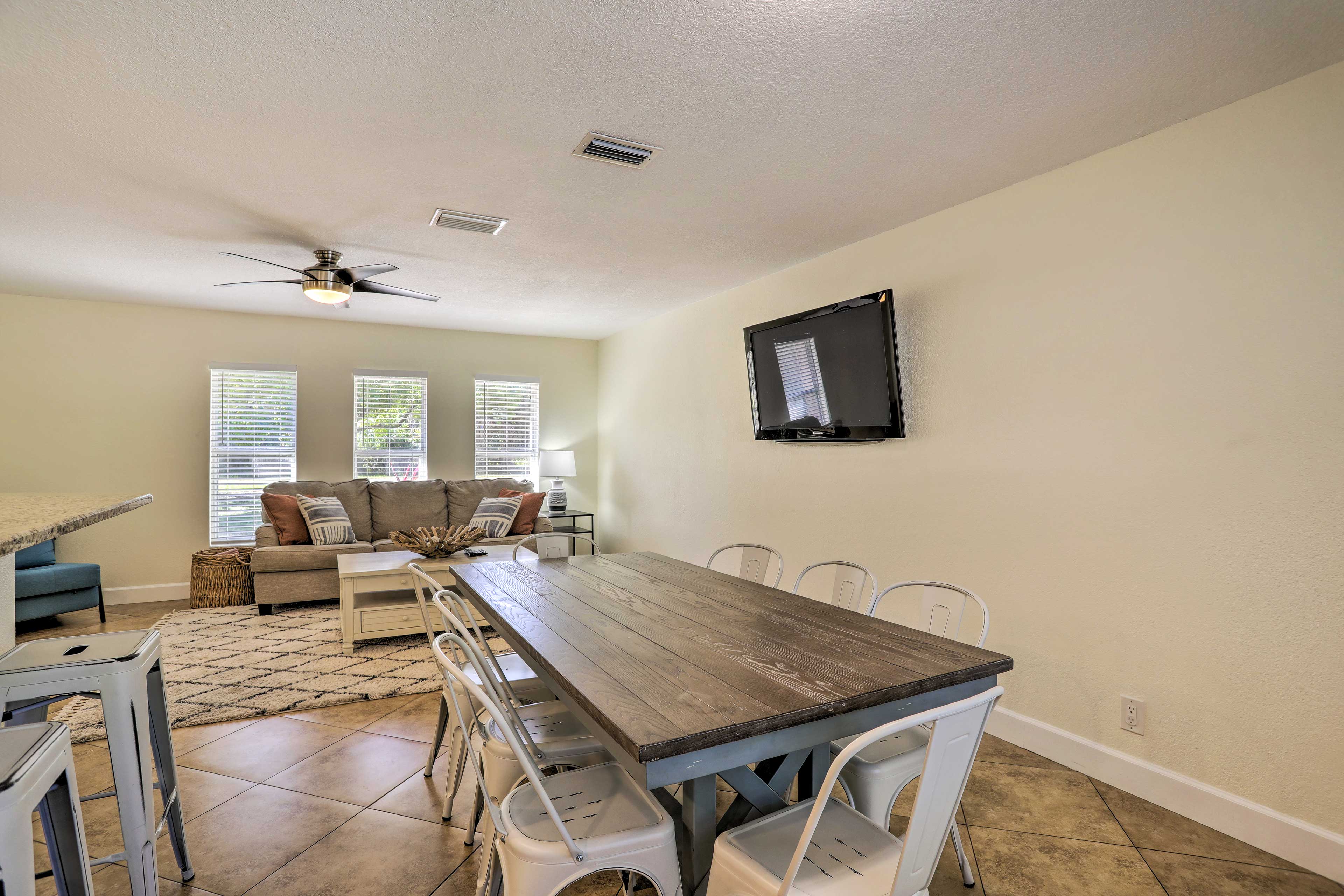 Dining Area | Dishware/Flatware Provided