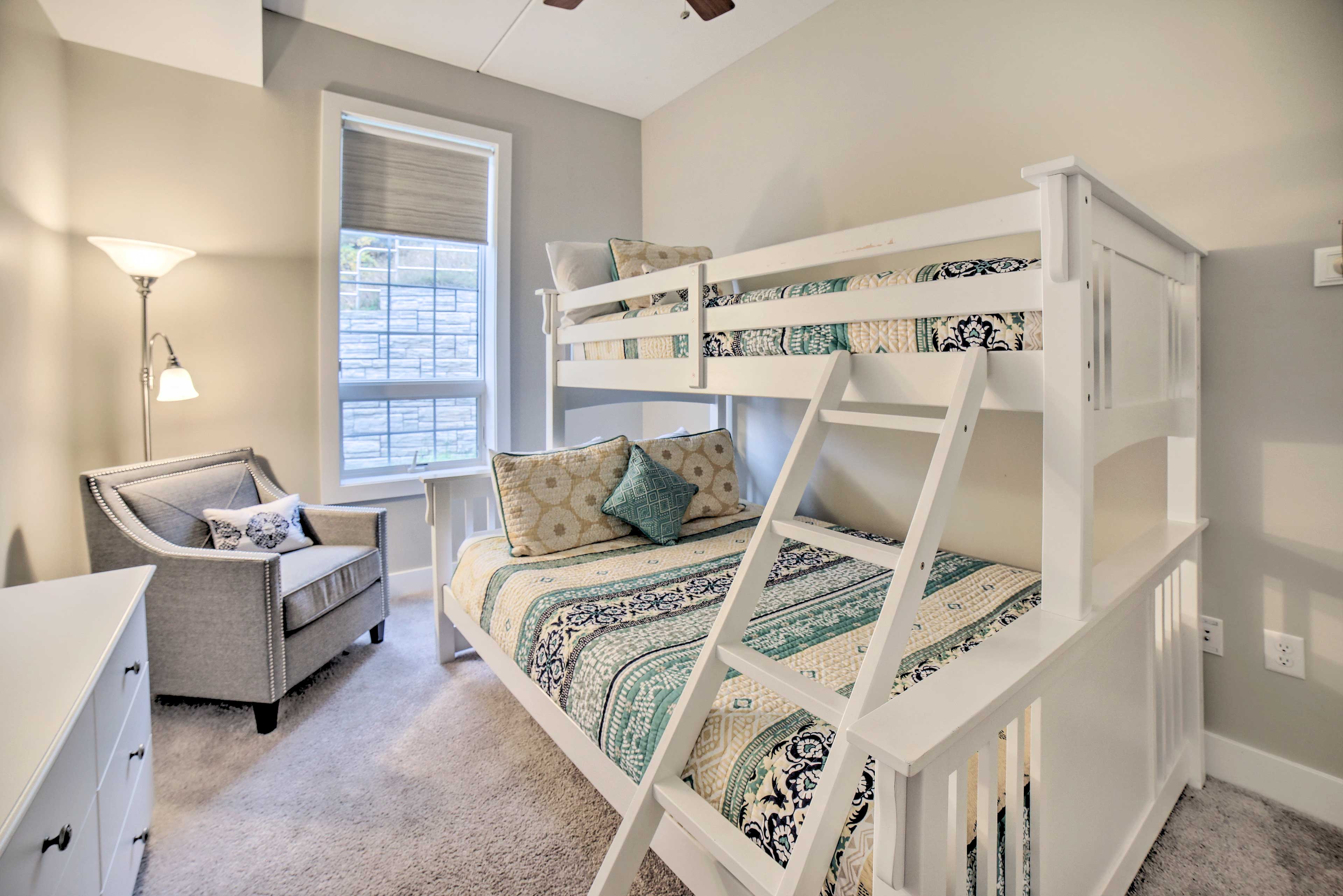 Bedroom 2 | Twin/Queen Bunk Bed