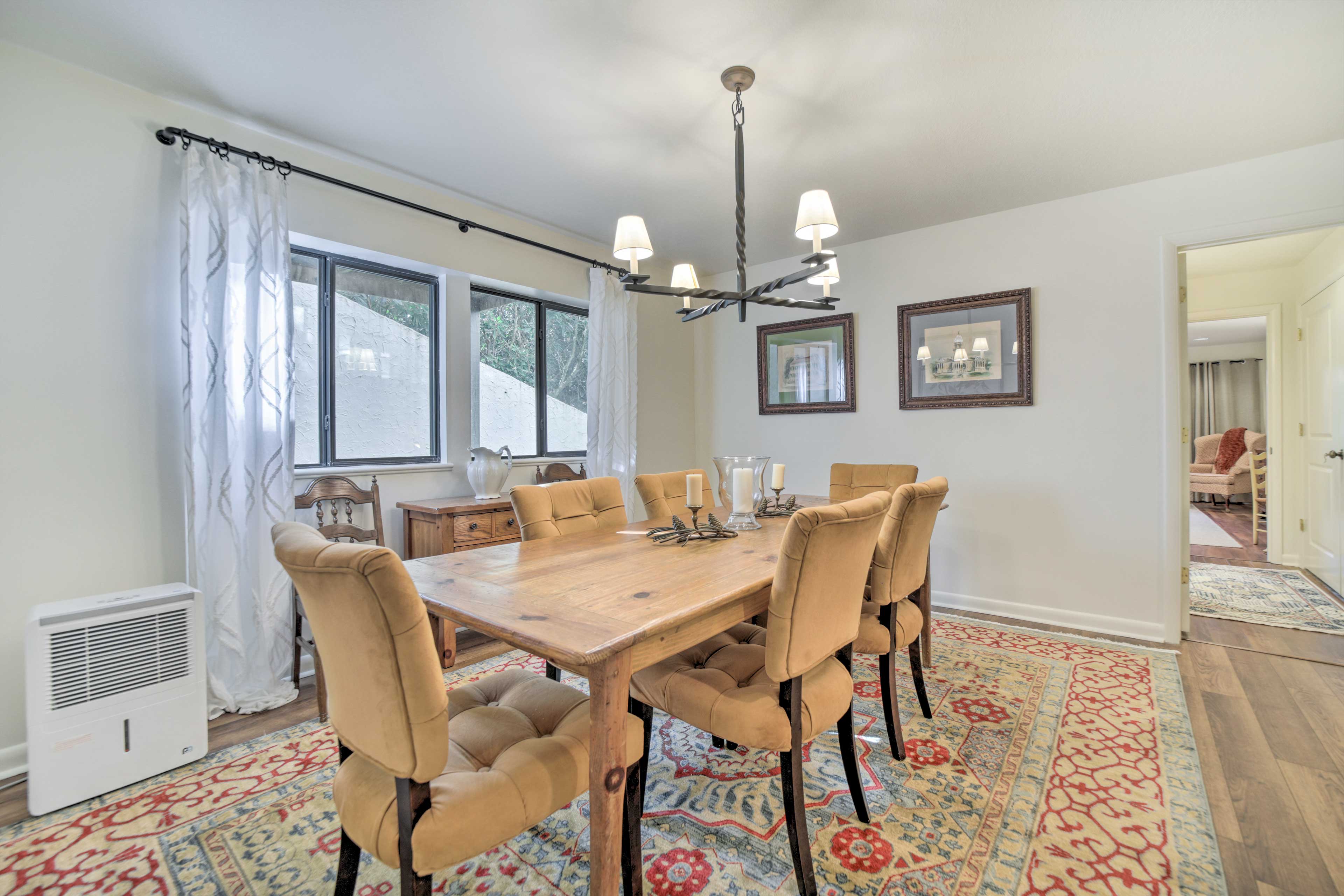 Dining Area | Dishware/Flatware Provided