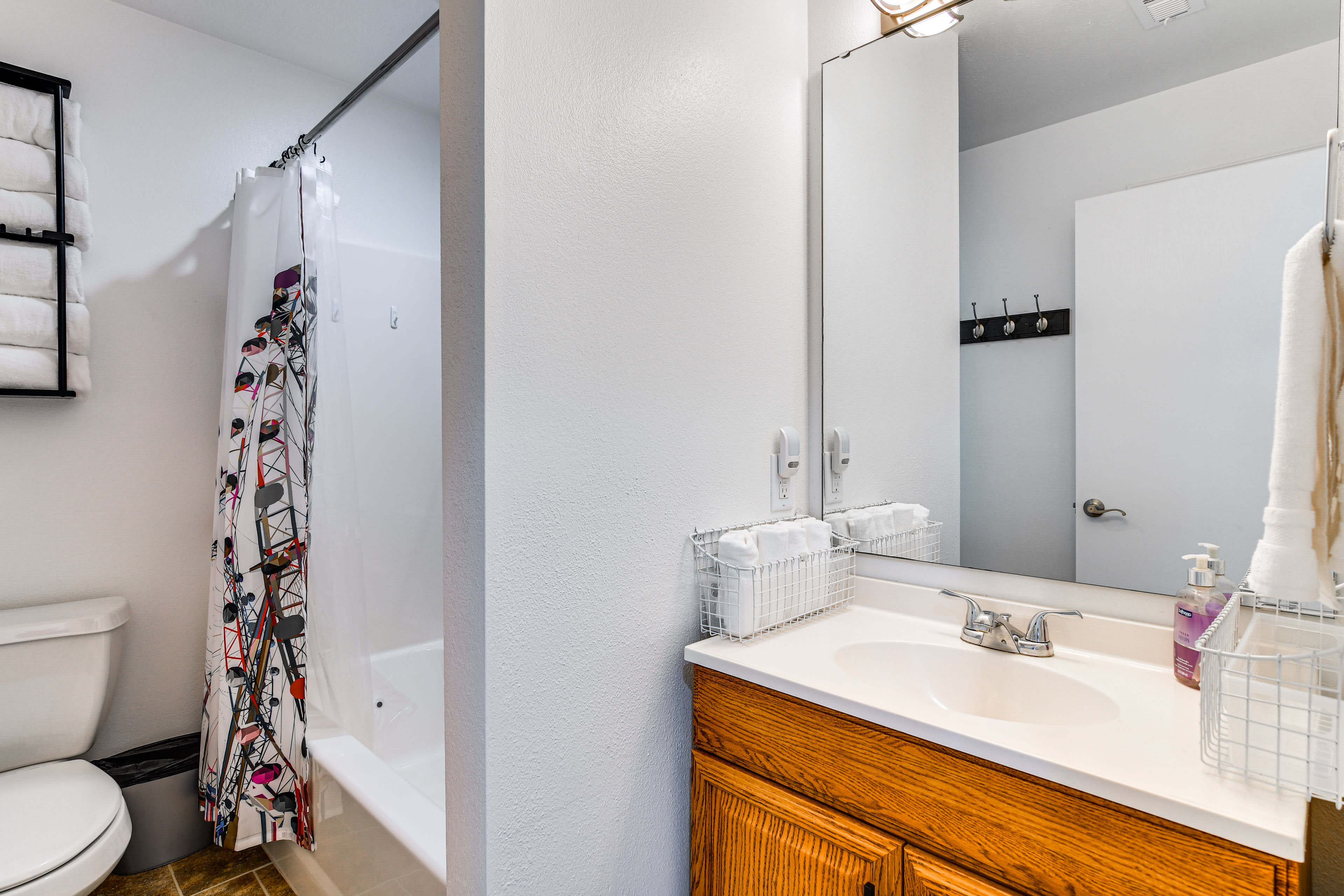 Full Bathroom | Complimentary Toiletries