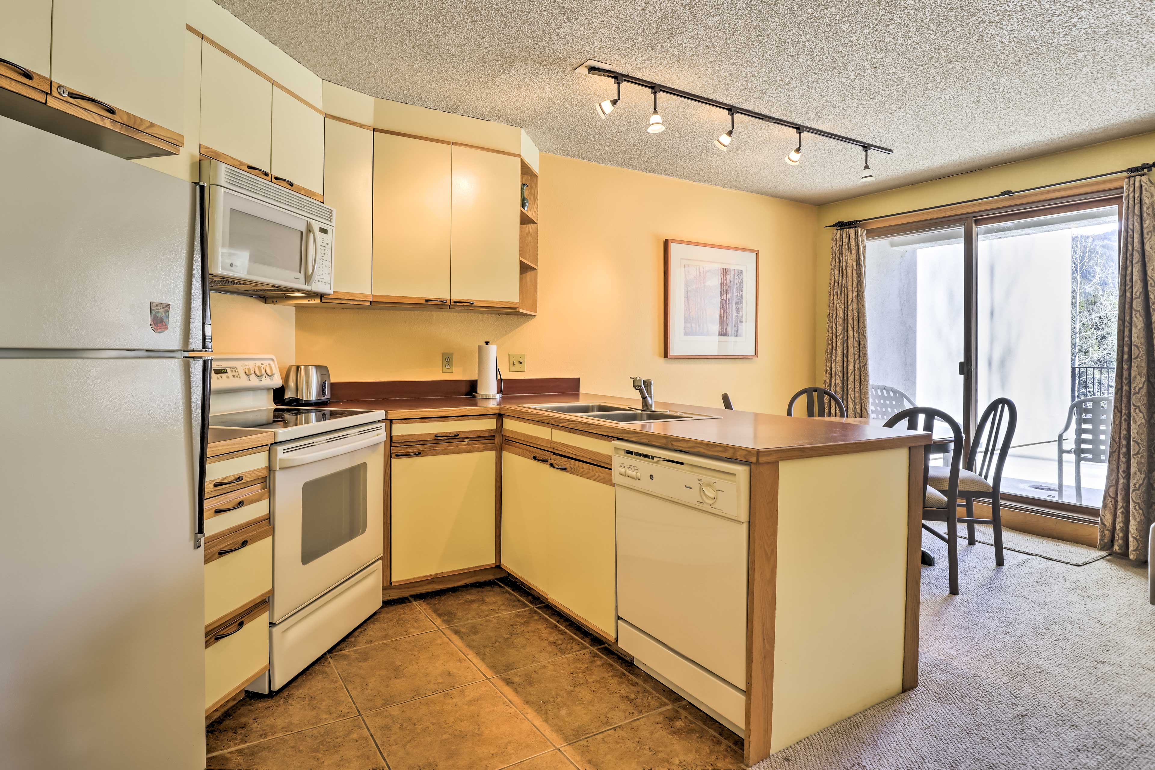 Kitchen | Shuttle Access | Central Location