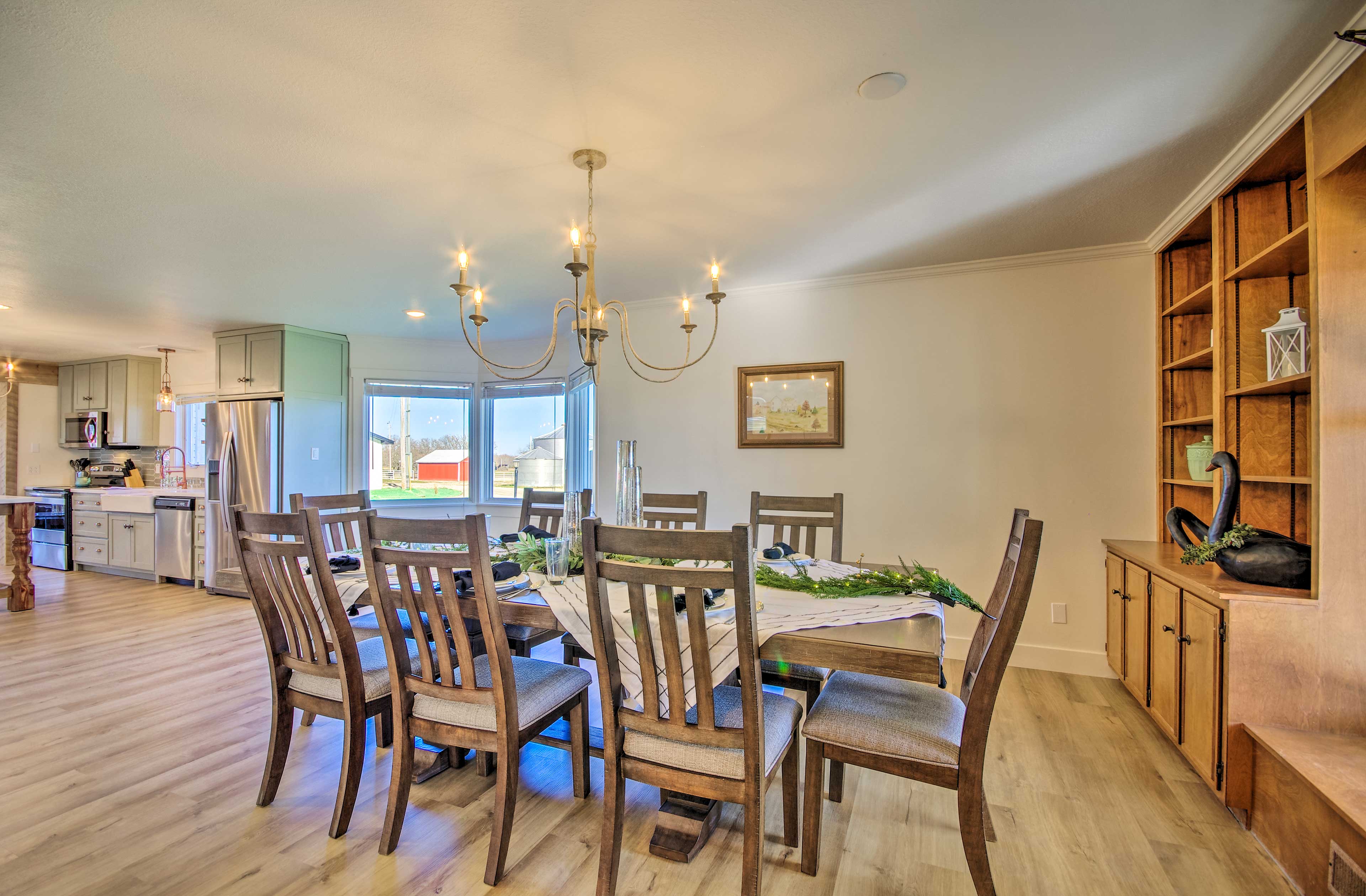 Dining Area | Dishware & Flatware Provided