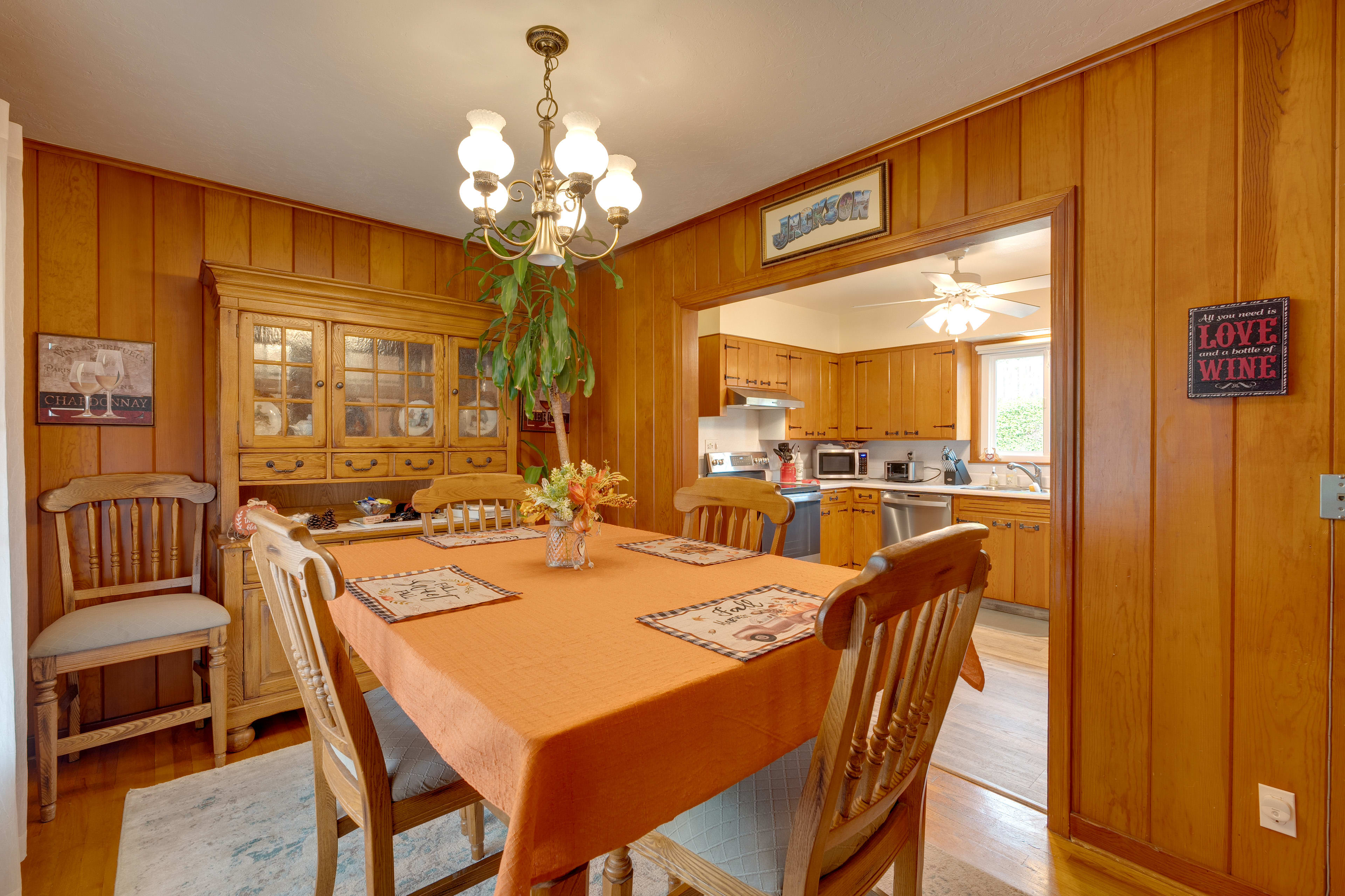 Dining Area | Dishware Provided