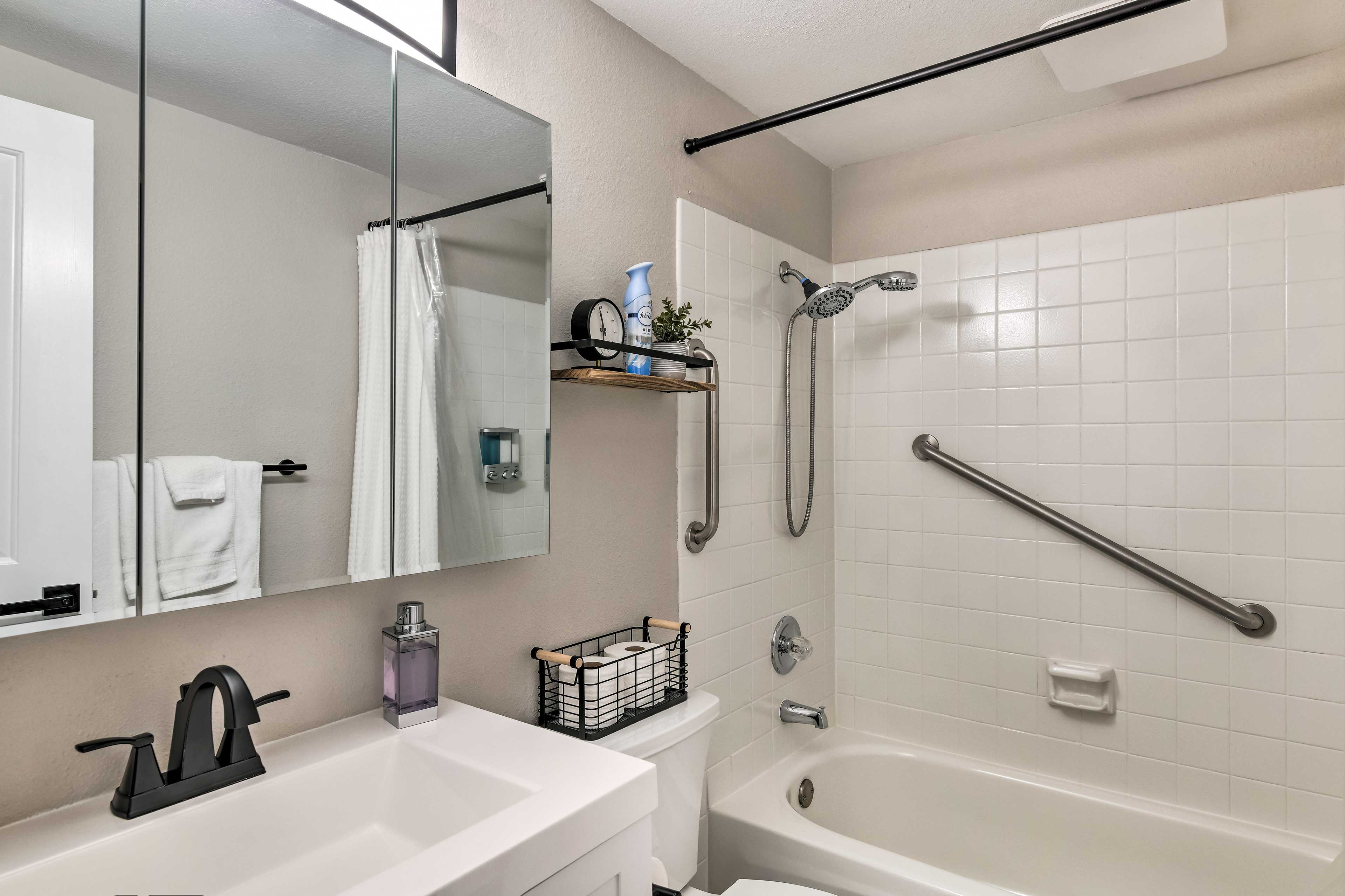 Full Bathroom | Towels Provided | Complimentary Toiletries