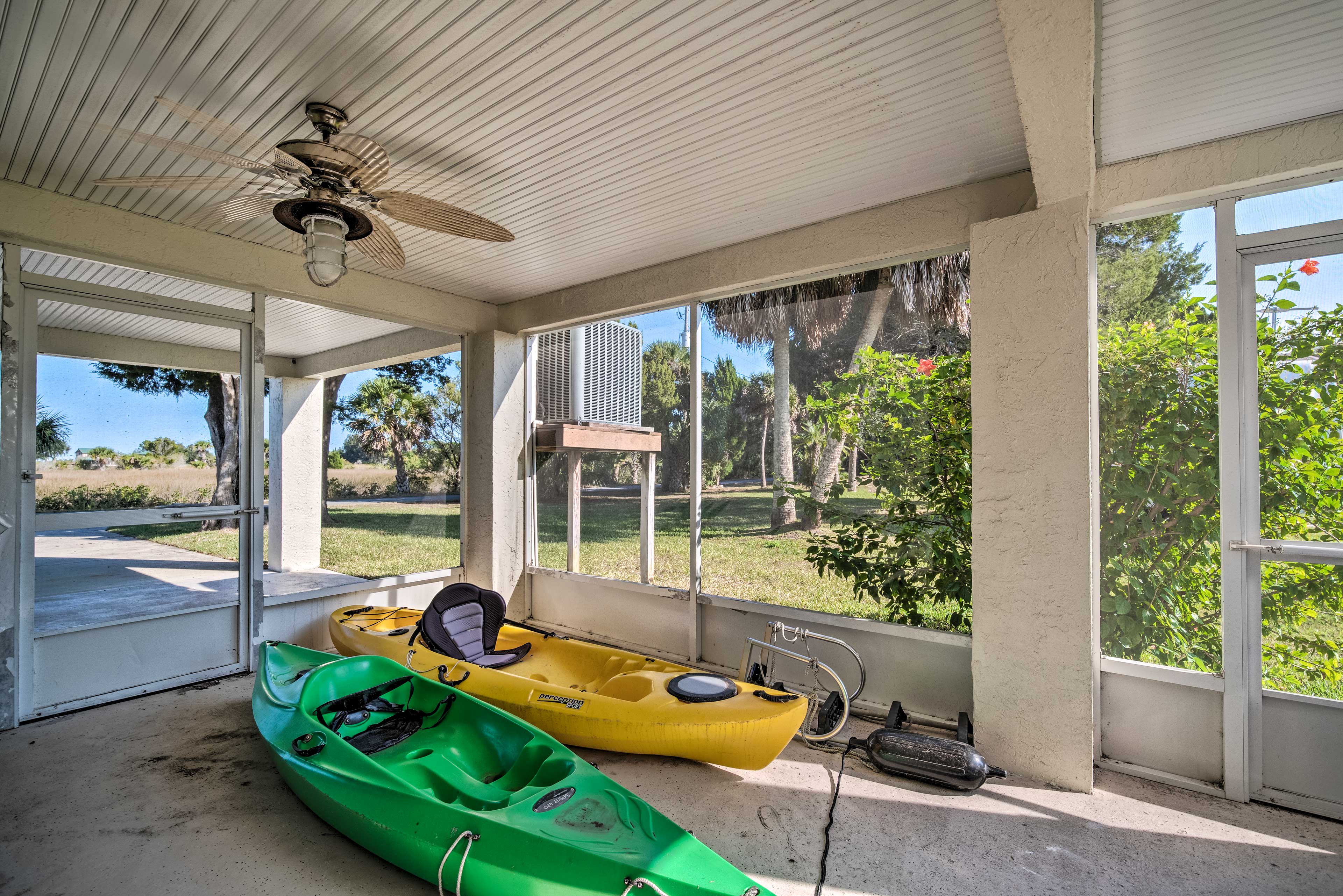 House Exterior | 2 Kayaks | 2 Paddleboards | Life Vests | Fishing Poles