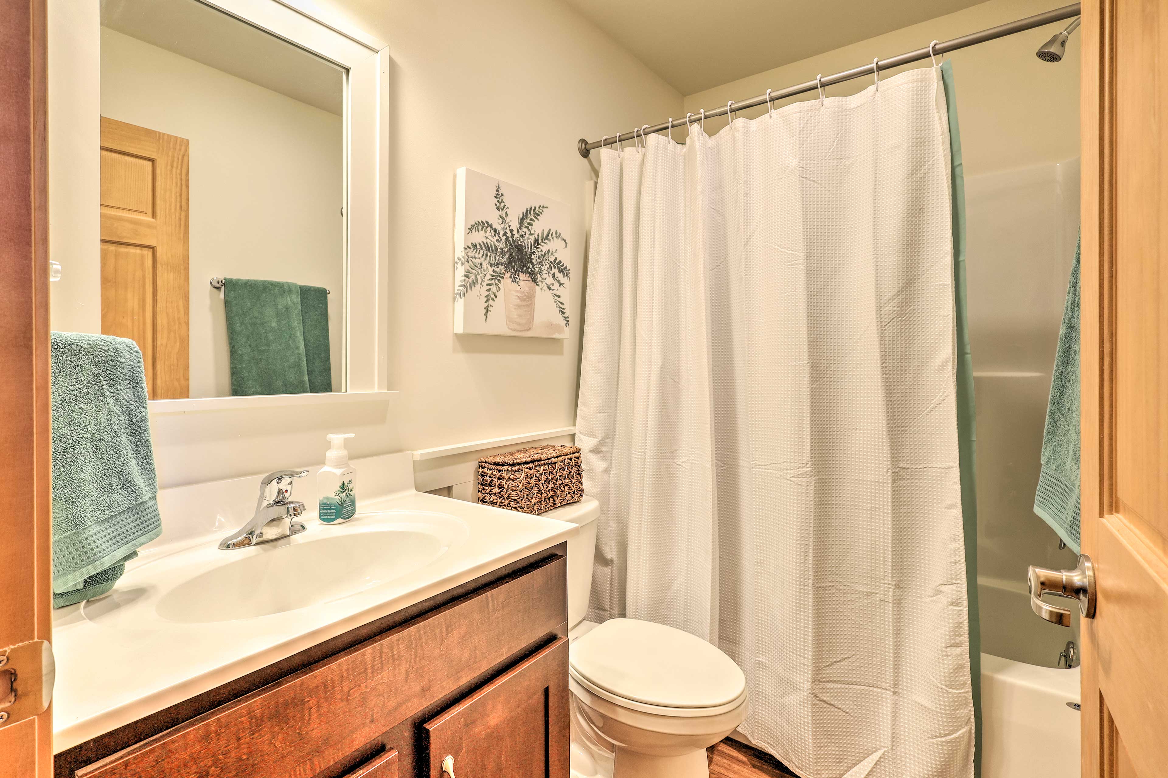 Full Bathroom | Complimentary Toiletries