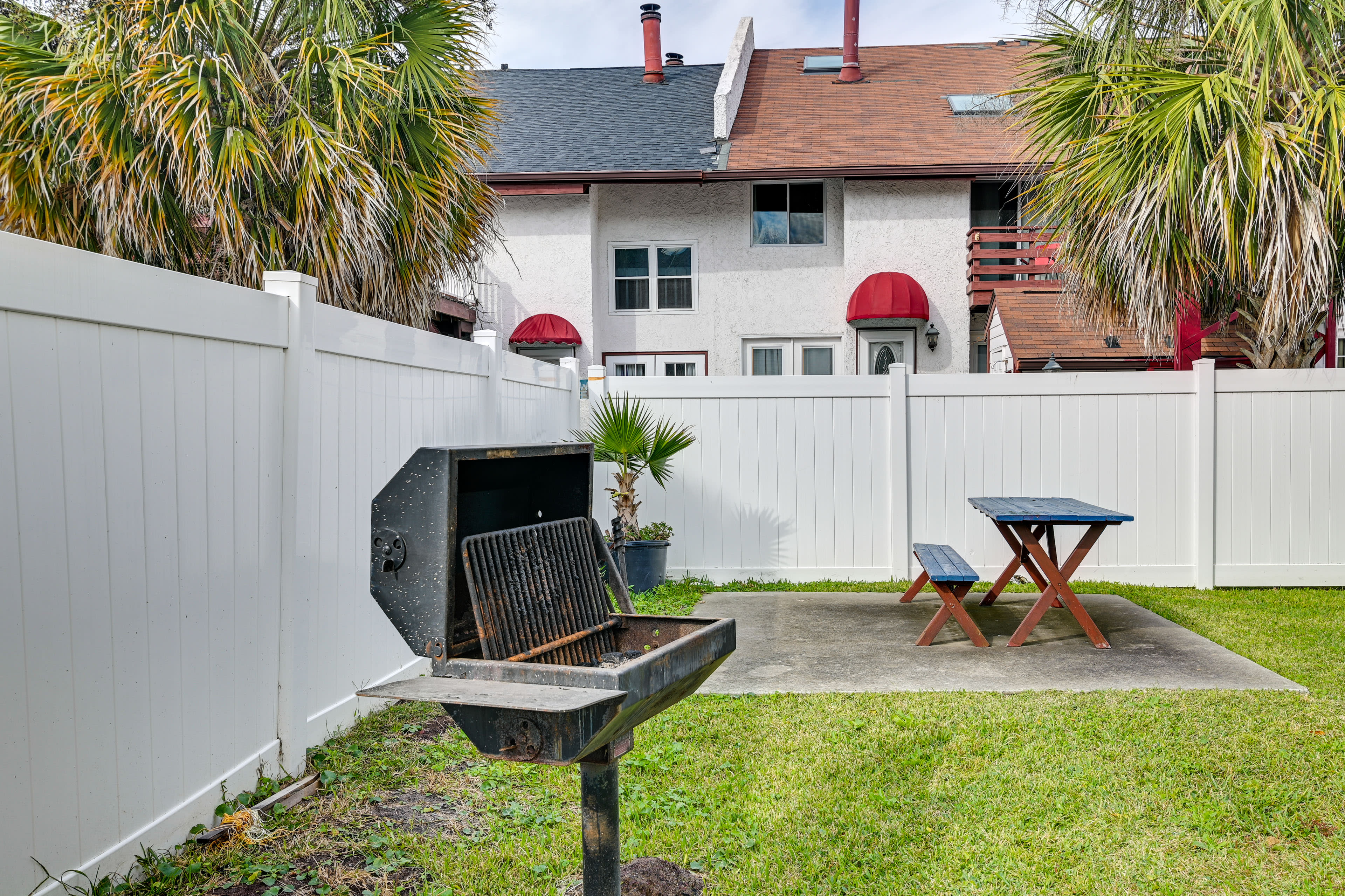 Communal Grill (Charcoal Not Provided) | Picnic Table