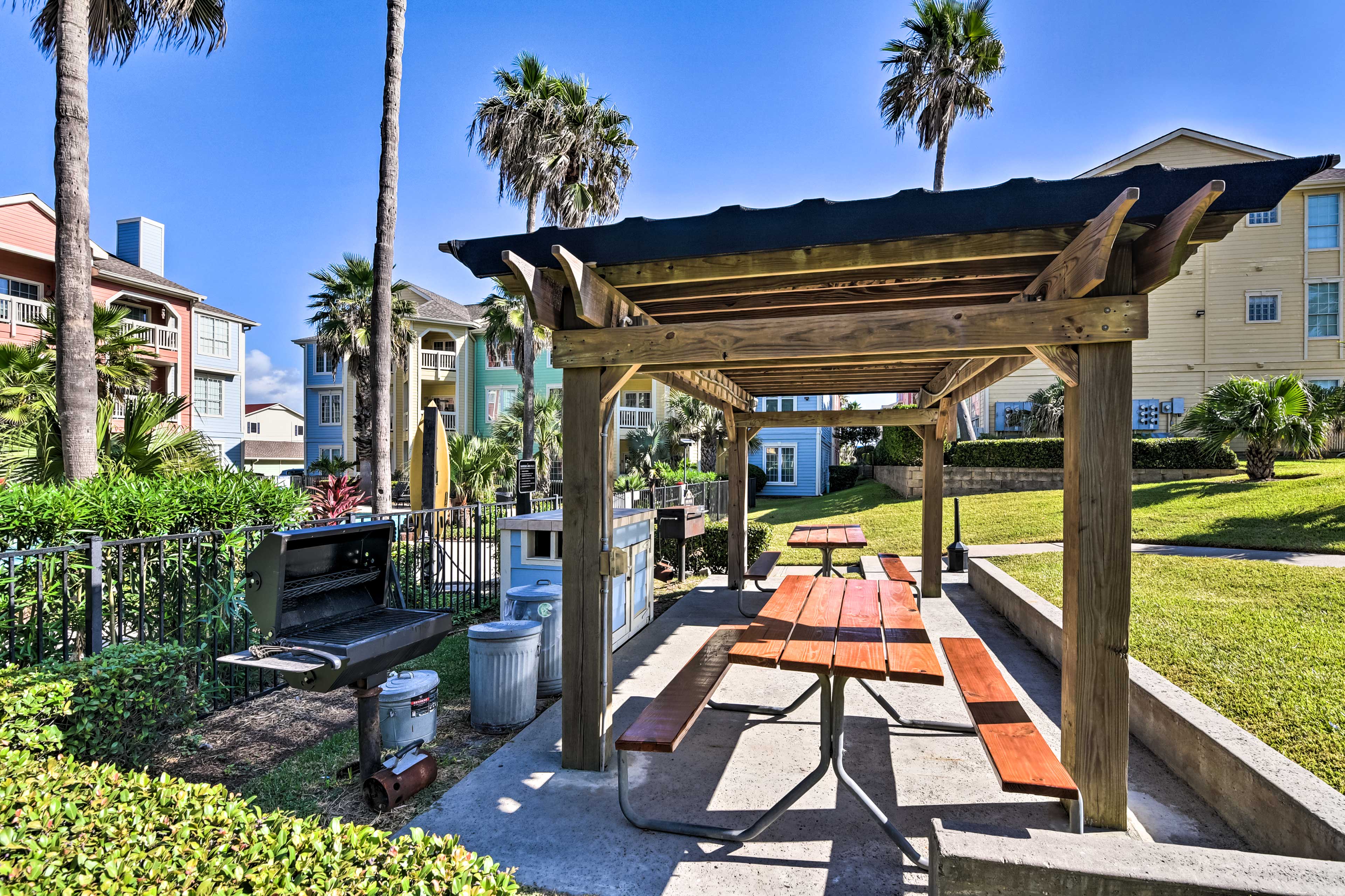 Community Amenities | Charcoal Grills | Picnic Tables