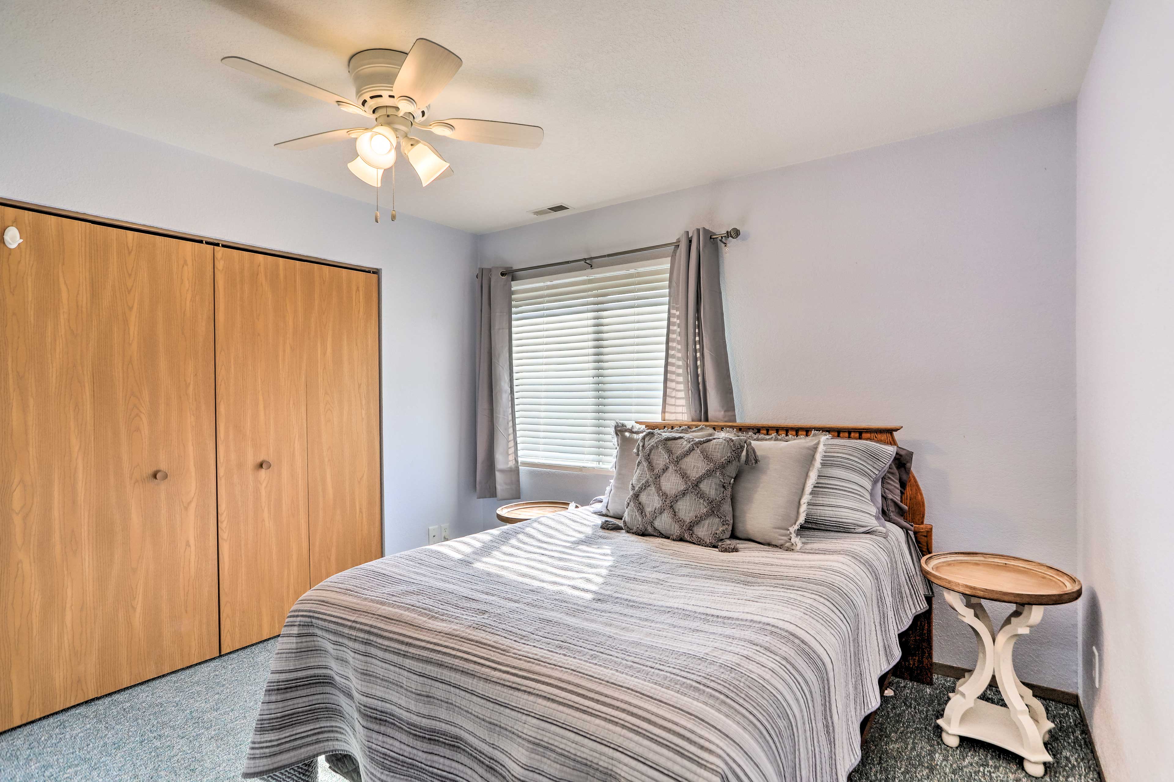 Bedroom | Queen Bed | Smart TV | Washer & Dryer