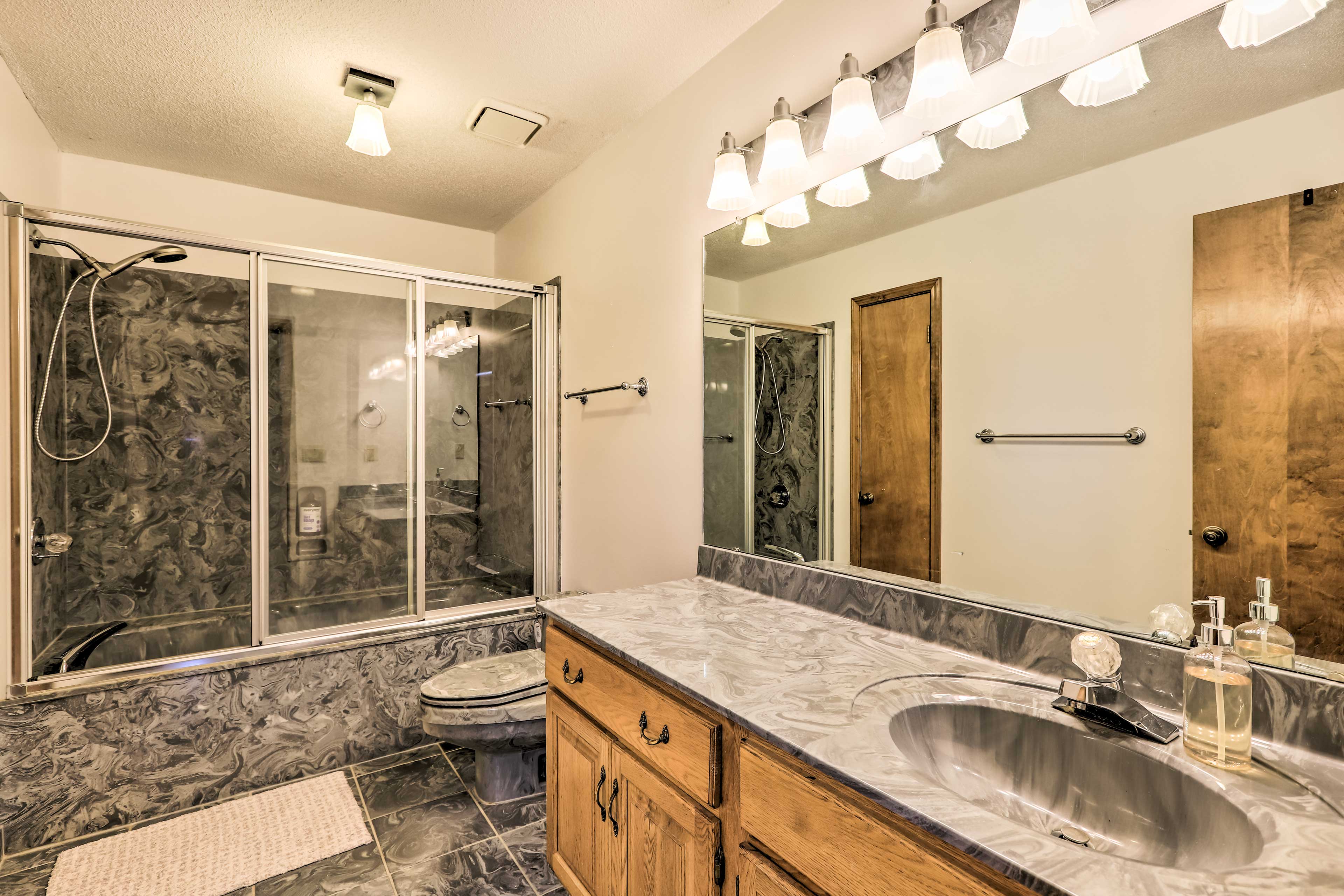 Full Bathroom | Towels Provided | Complimentary Toiletries