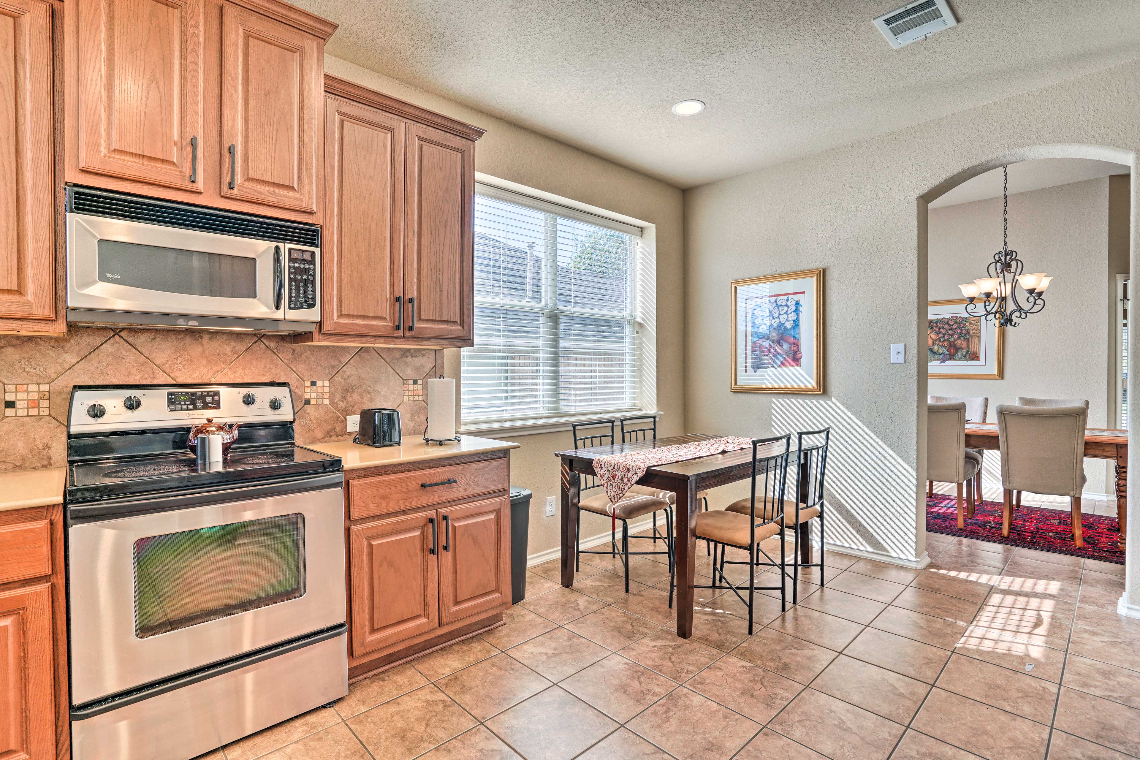 Kitchen | Toaster | Dining Table