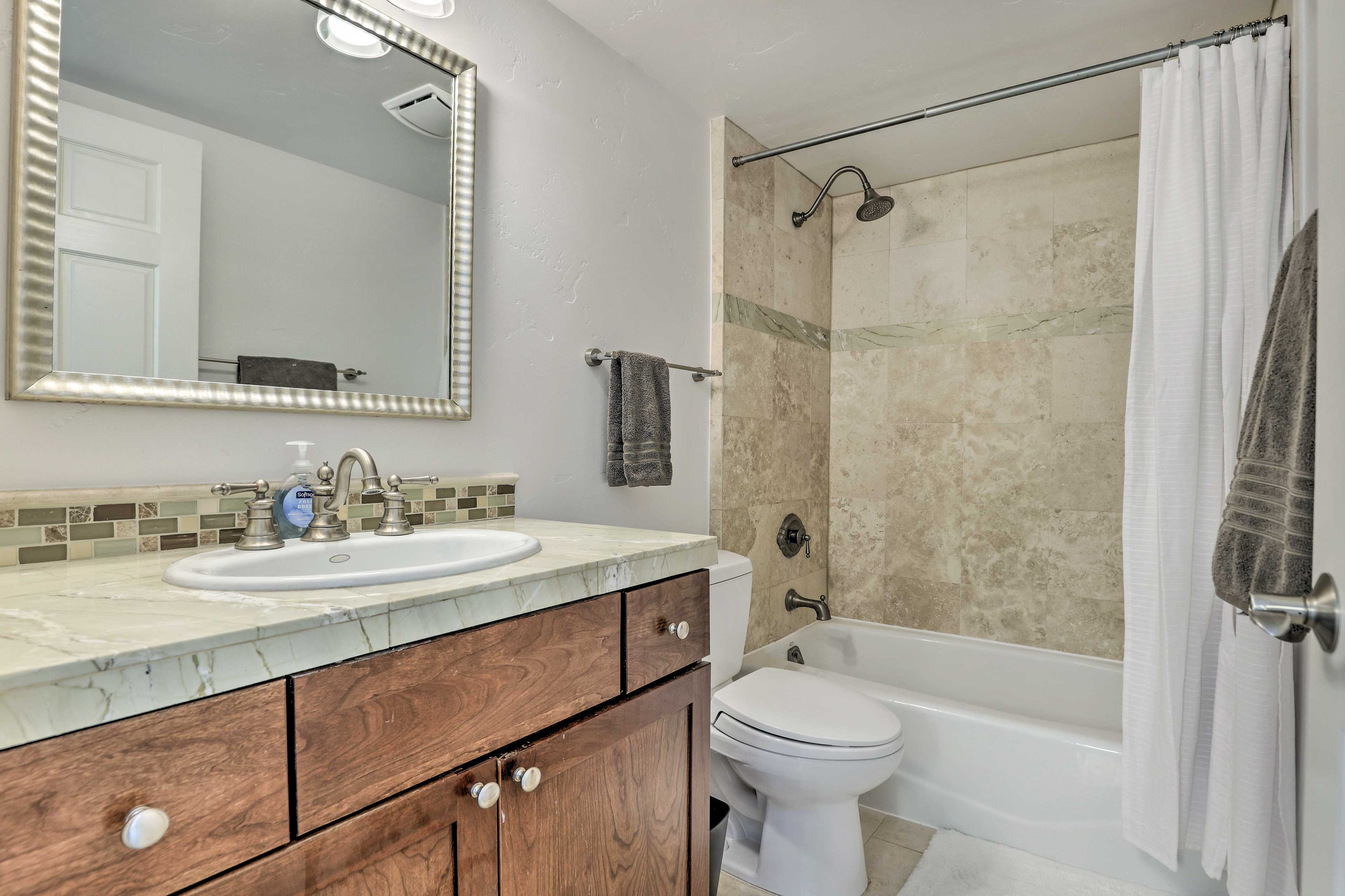 En-Suite Bathroom | Towels Provided | Complimentary Toiletries