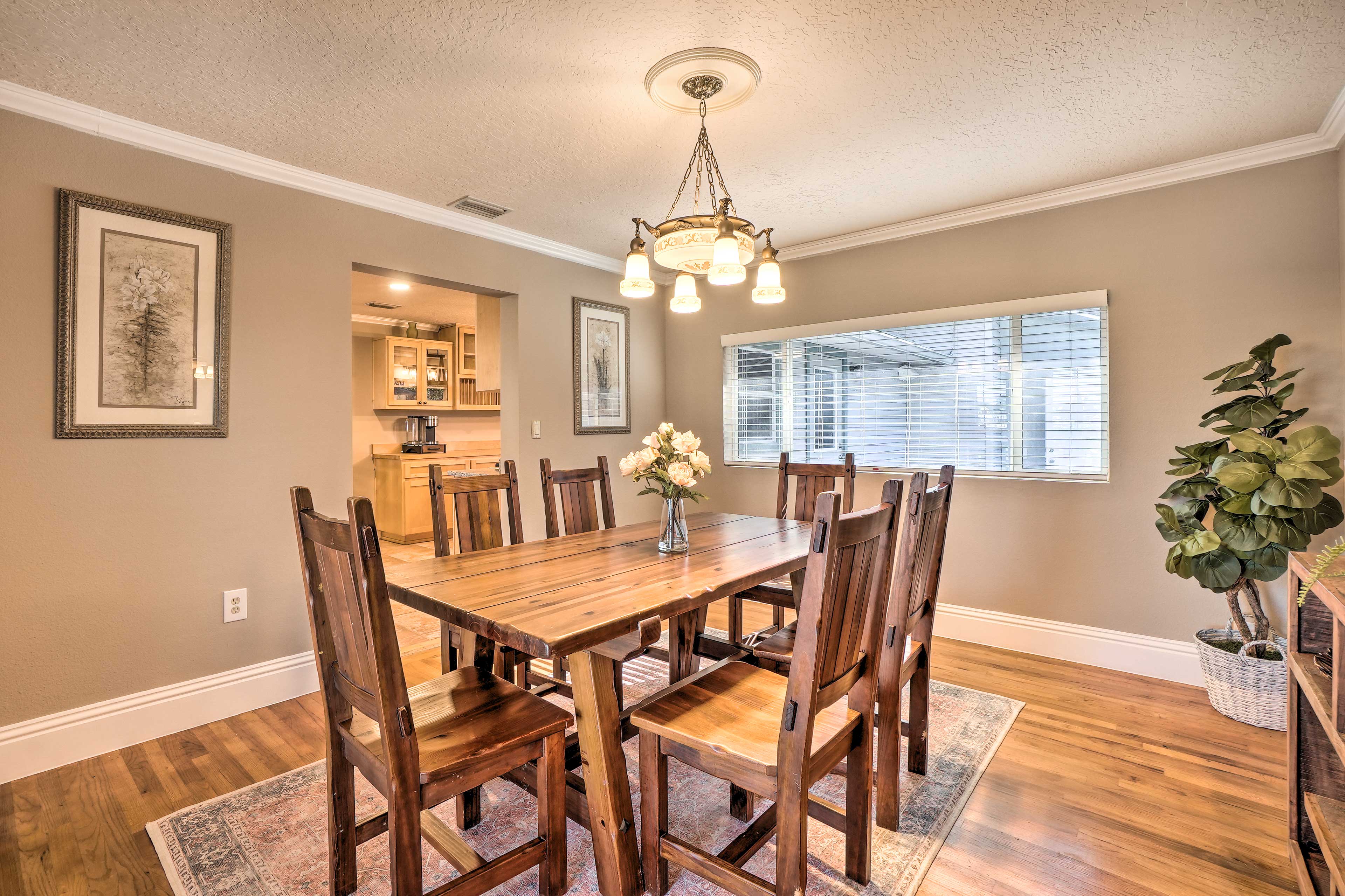 Dining Area | Dishware & Flatware Provided