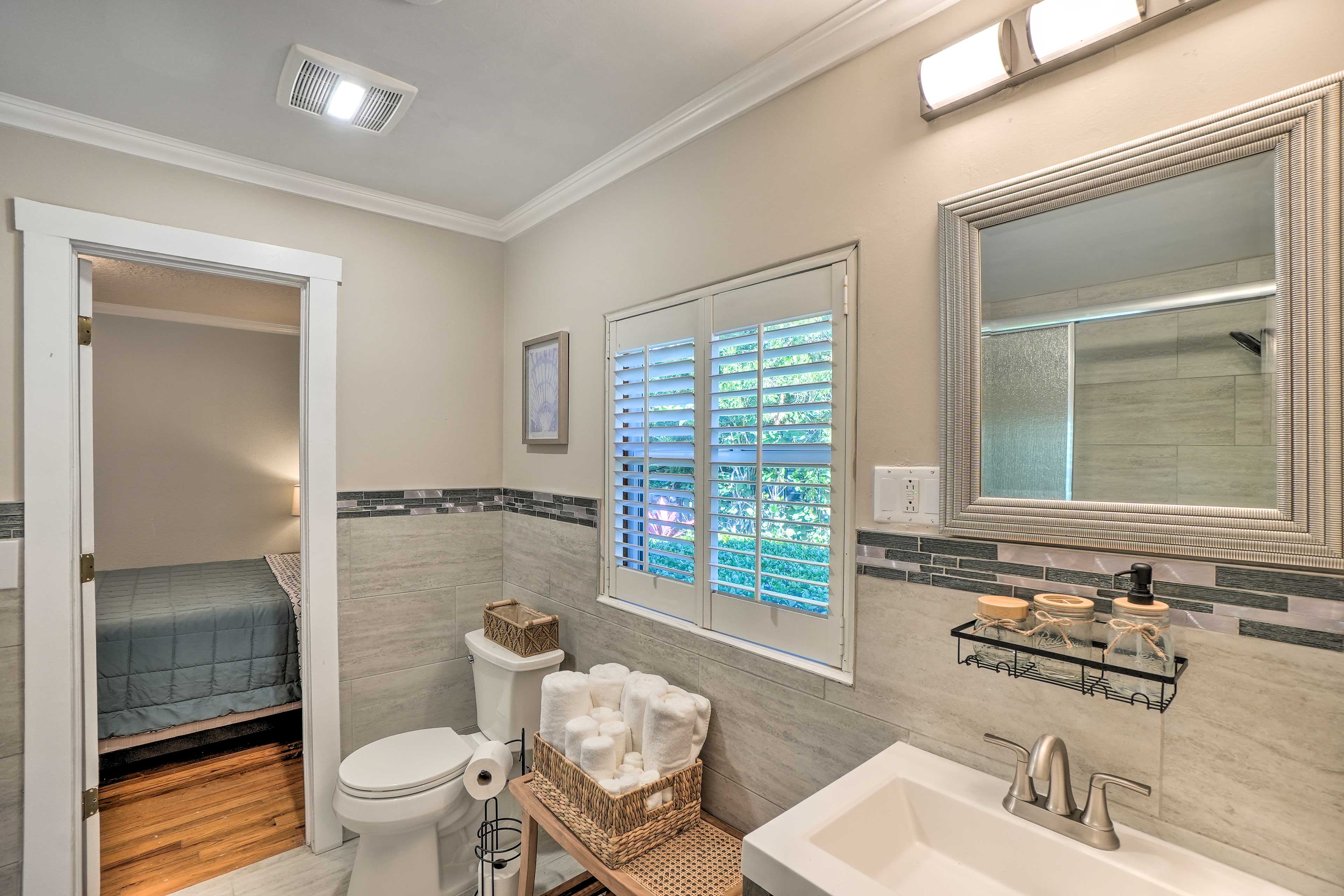 Full Bathroom | Towels Provided | Complimentary Toiletries