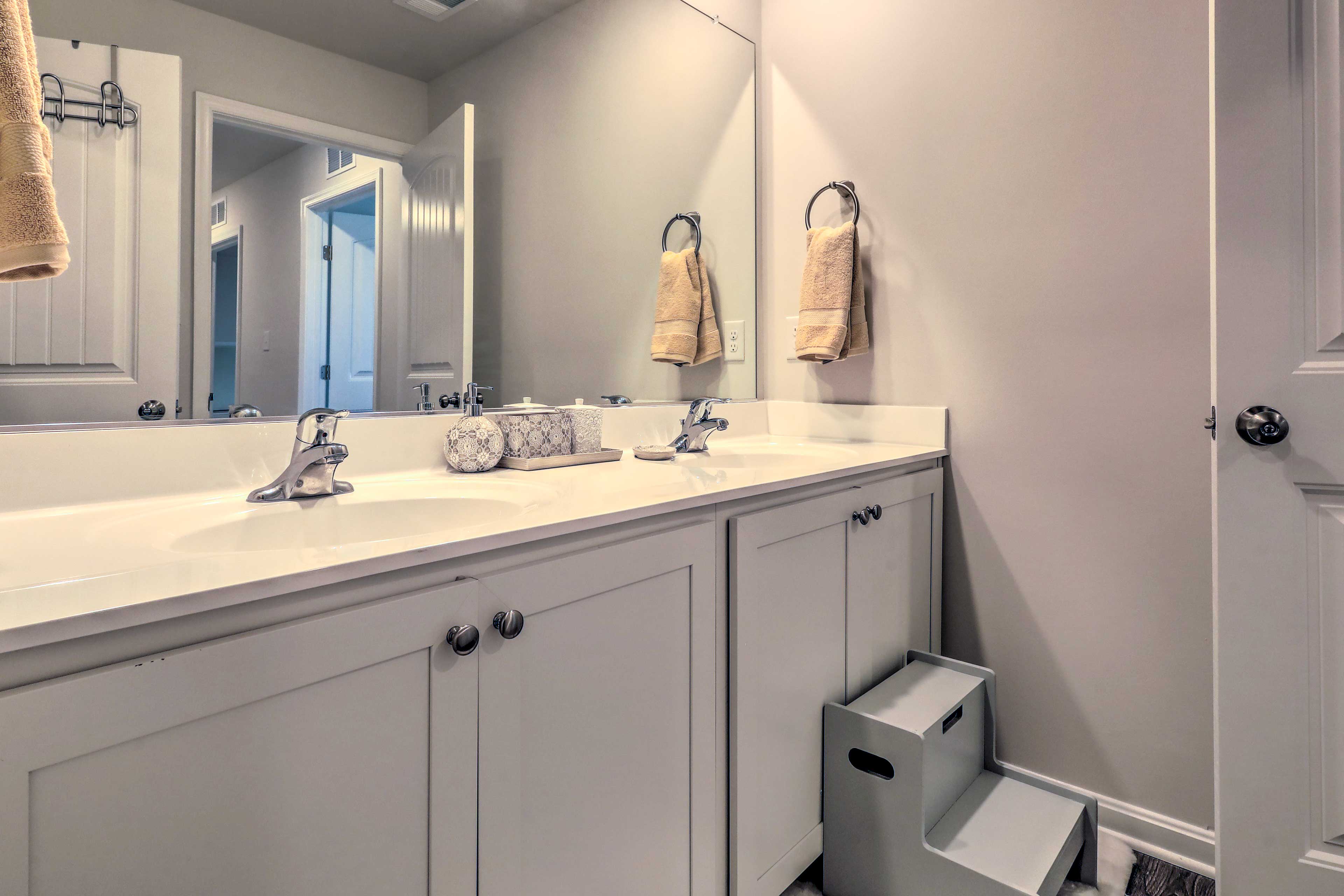 Full Bathroom | 2nd Floor | Complimentary Toiletries