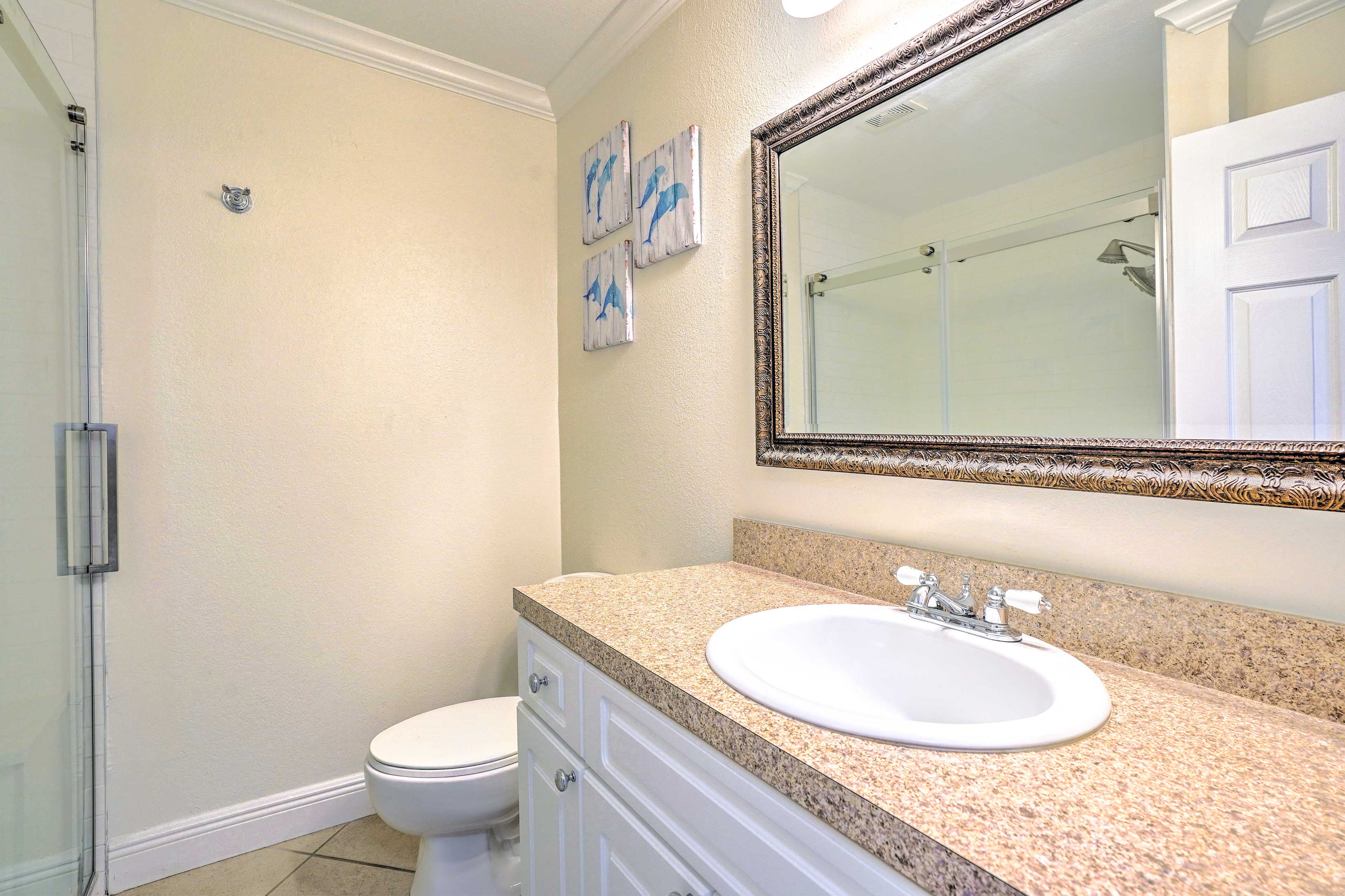 Full Bathroom | Complimentary Toiletries | Towels Provided