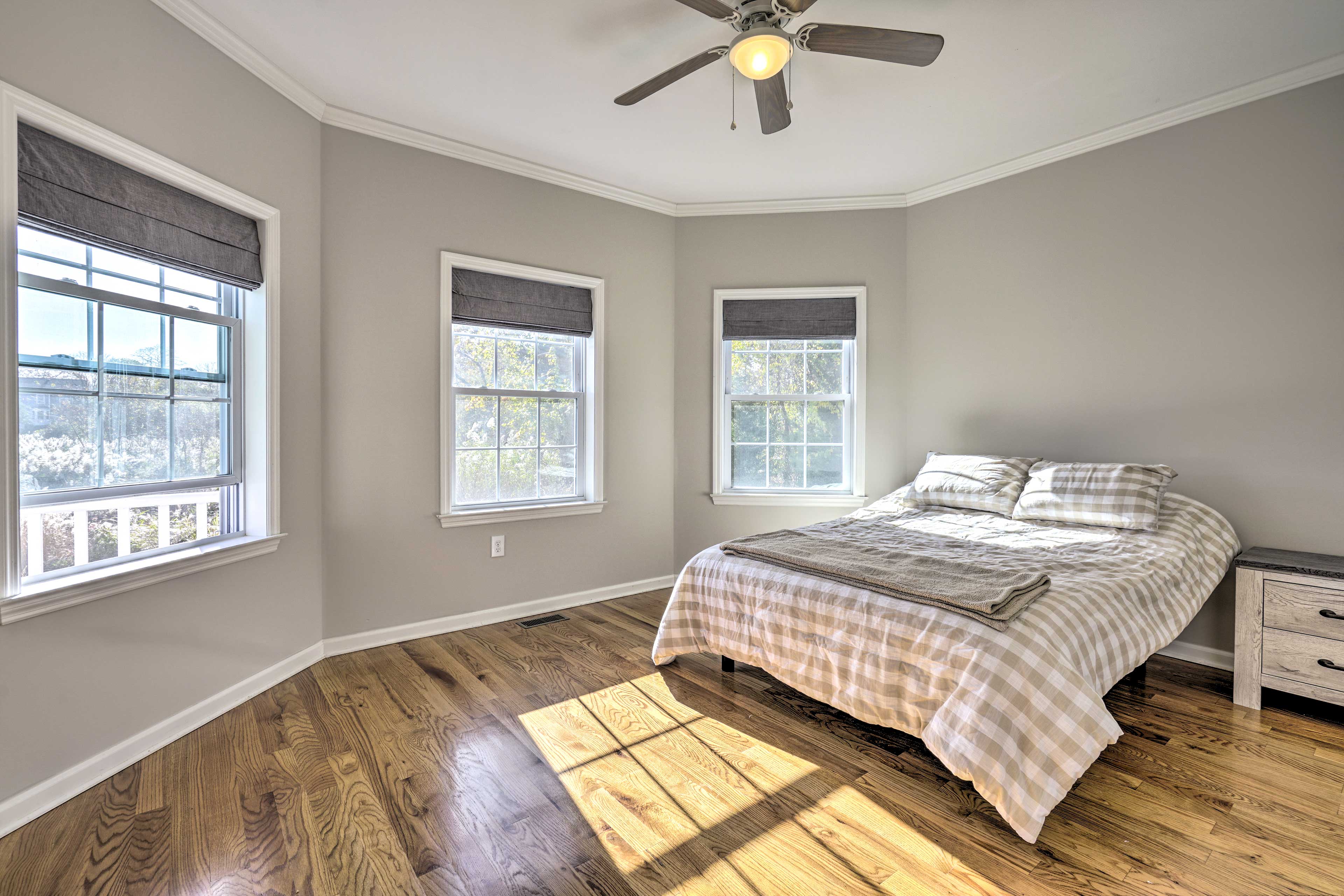 Bedroom 1 | Queen Bed | Crib | 1st Floor