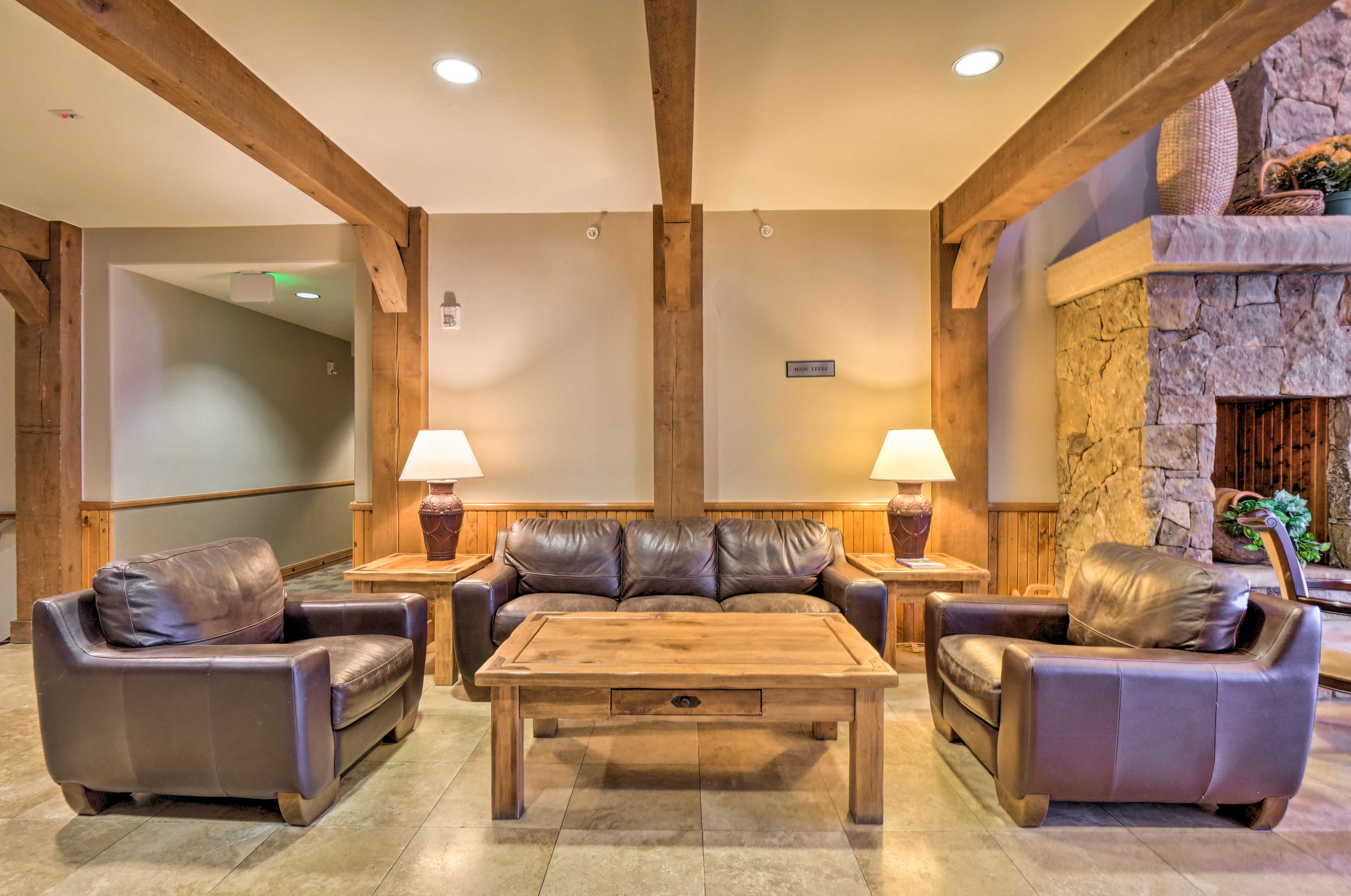 Community Amenities | Lodge Seating Area