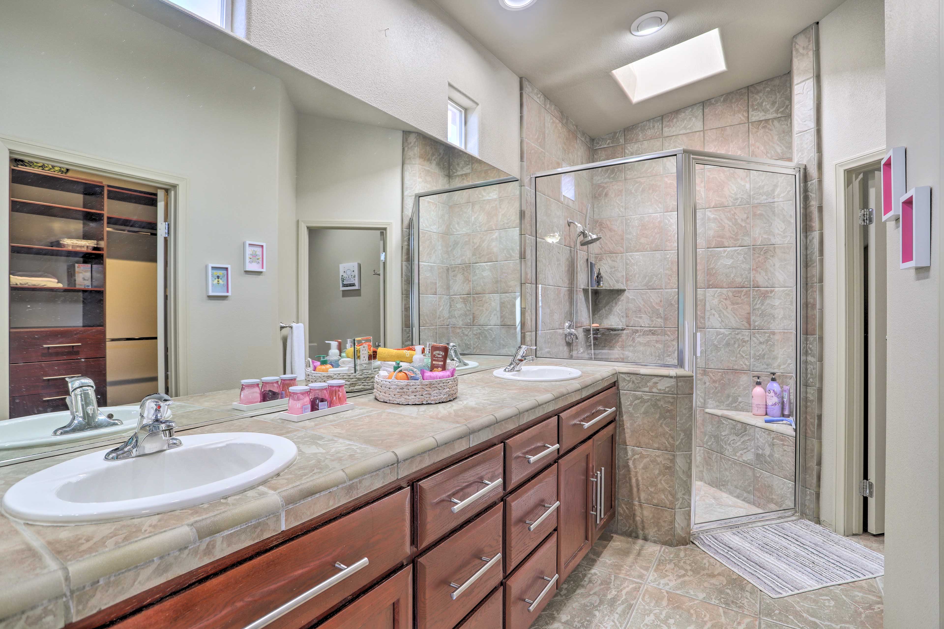 Full Bathroom | Towels Provided | Complimentary Toiletries