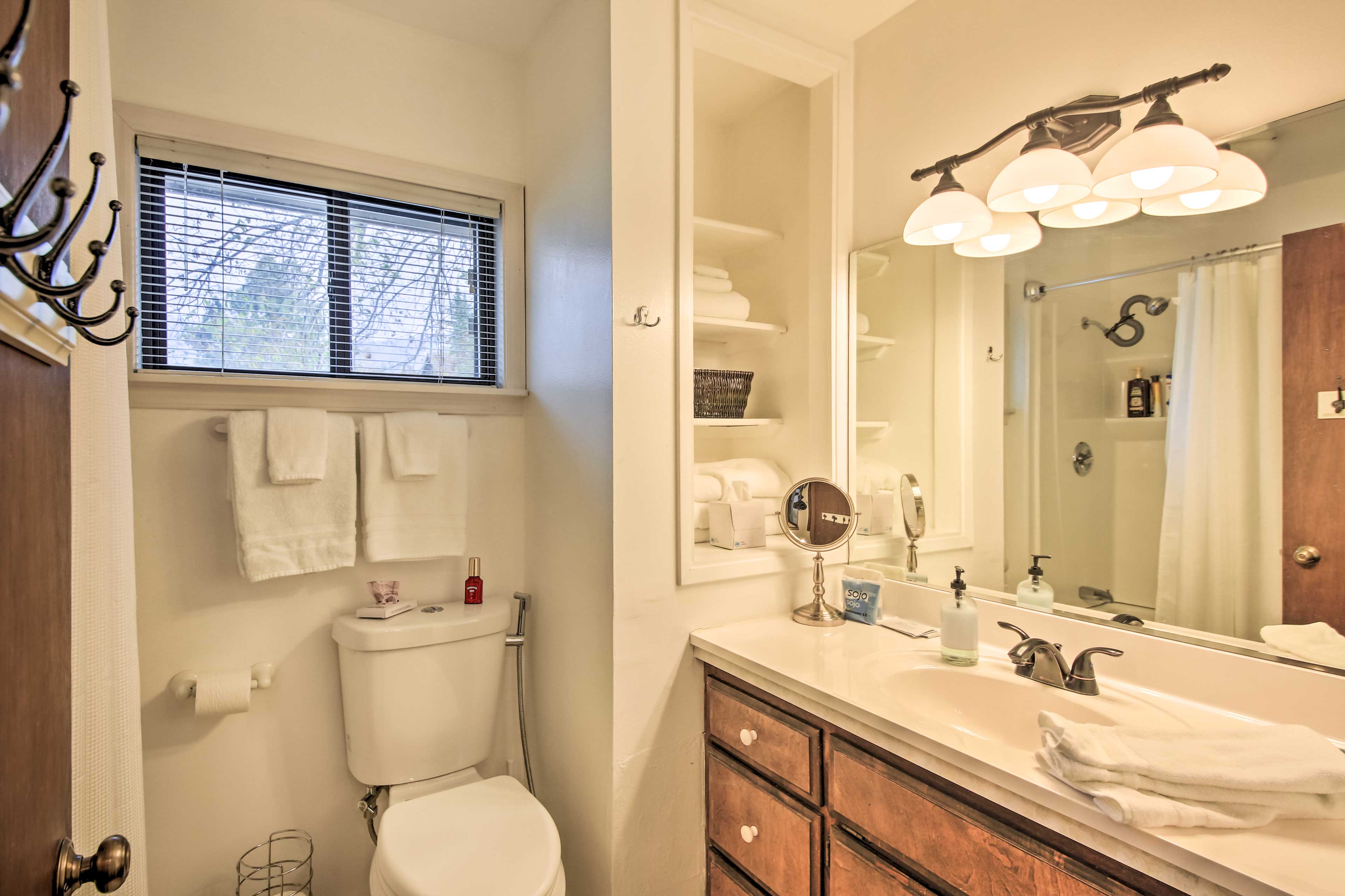 Full Bathroom | 1st Floor | Towels Provided