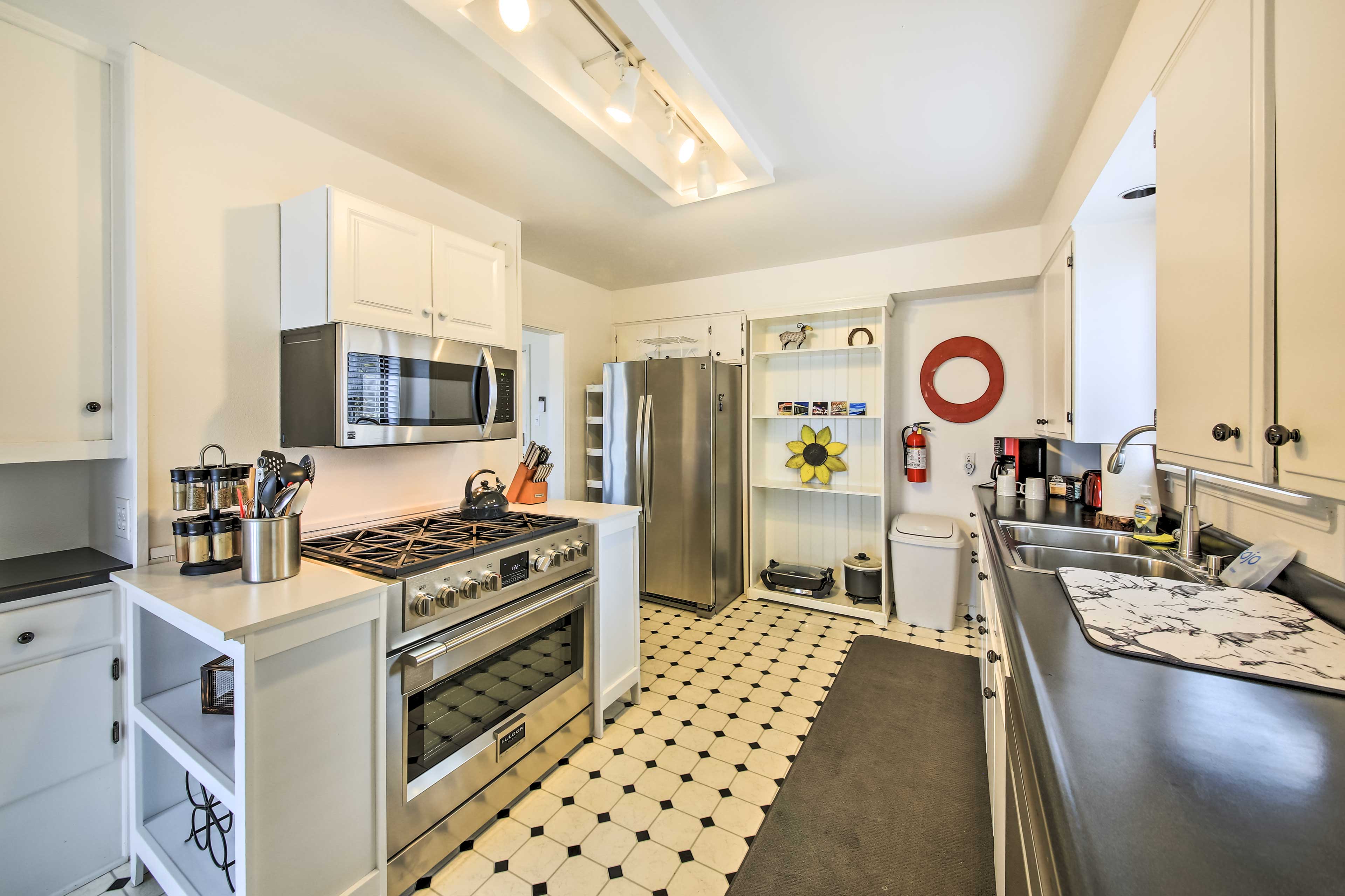 Kitchen | 1st Floor | Toaster | Complimentary Spices