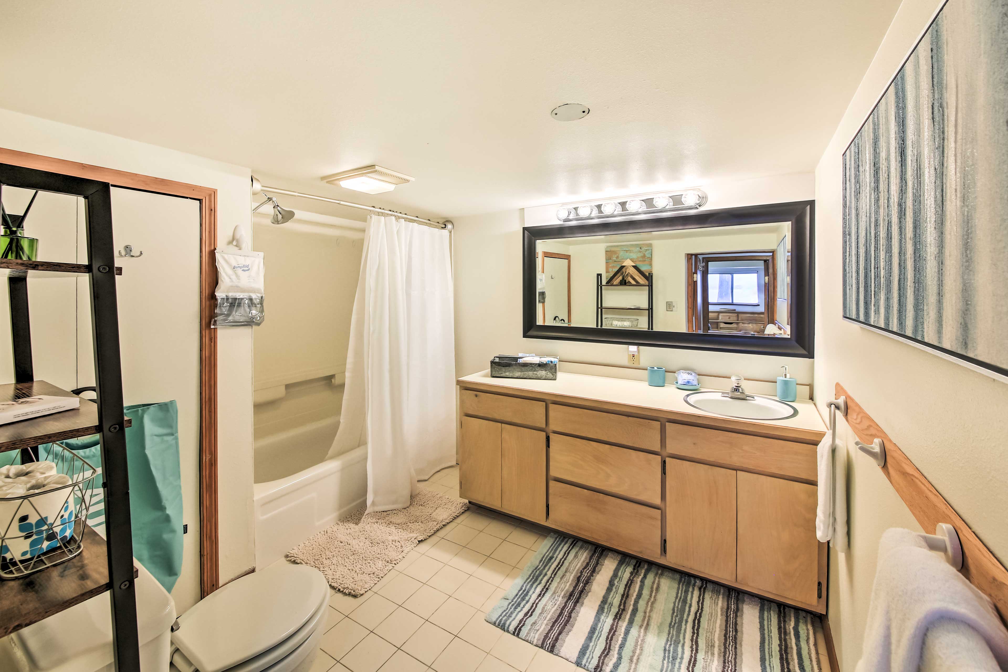 Full Bathroom | Basement Floor | Complimentary Toiletries