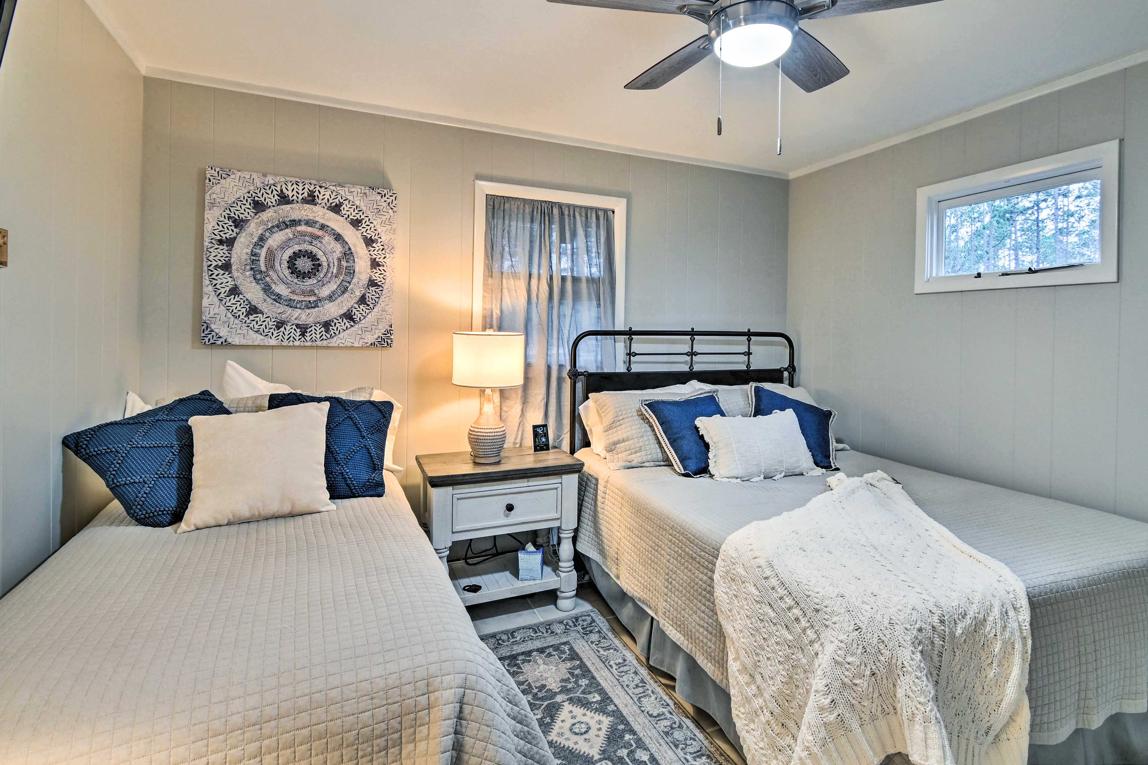 Bedroom | Queen Bed | Twin Bed | Smart TV | Washer & Dryer