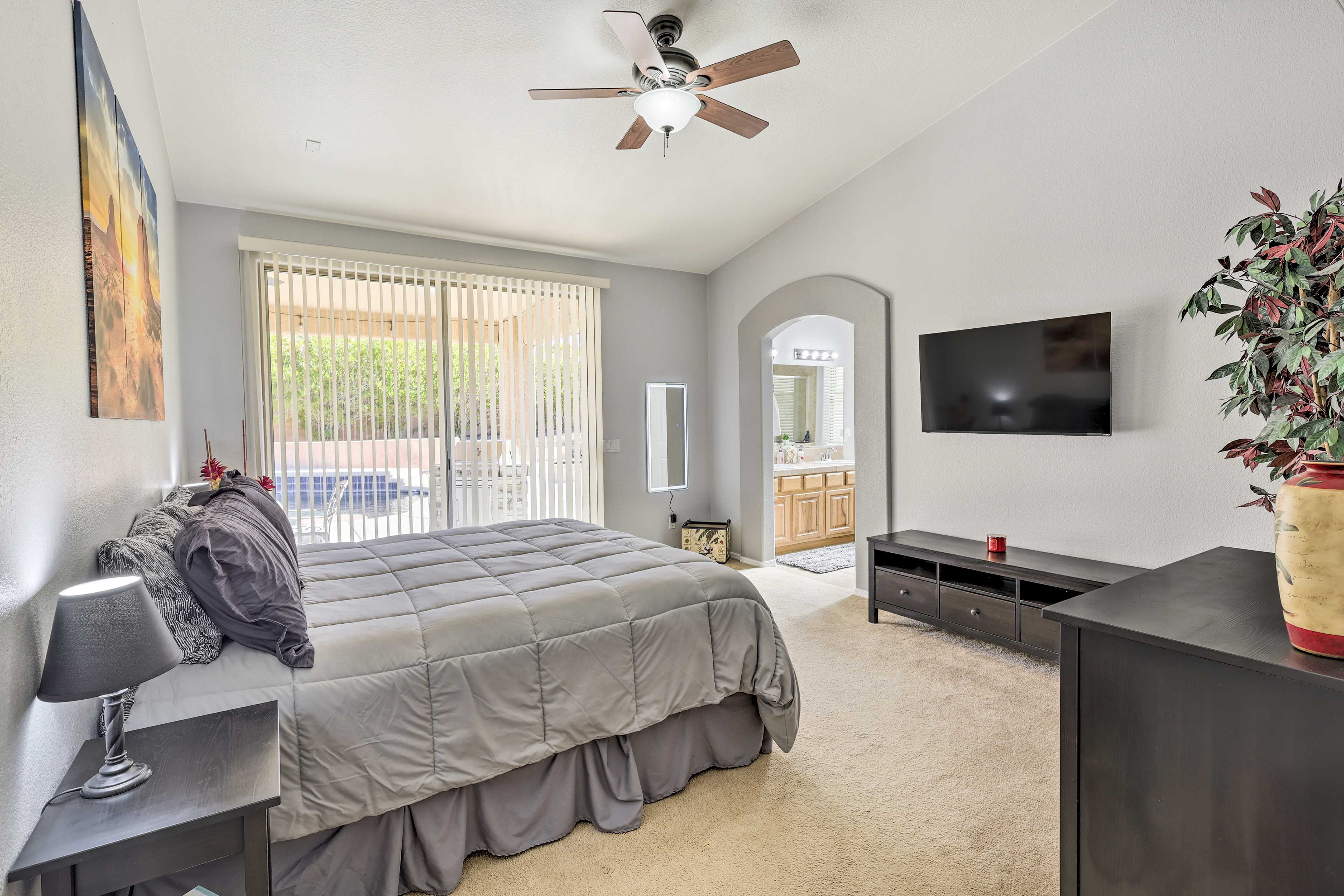 Bedroom 1 | King Bed | Smart TV | En-Suite Bathroom