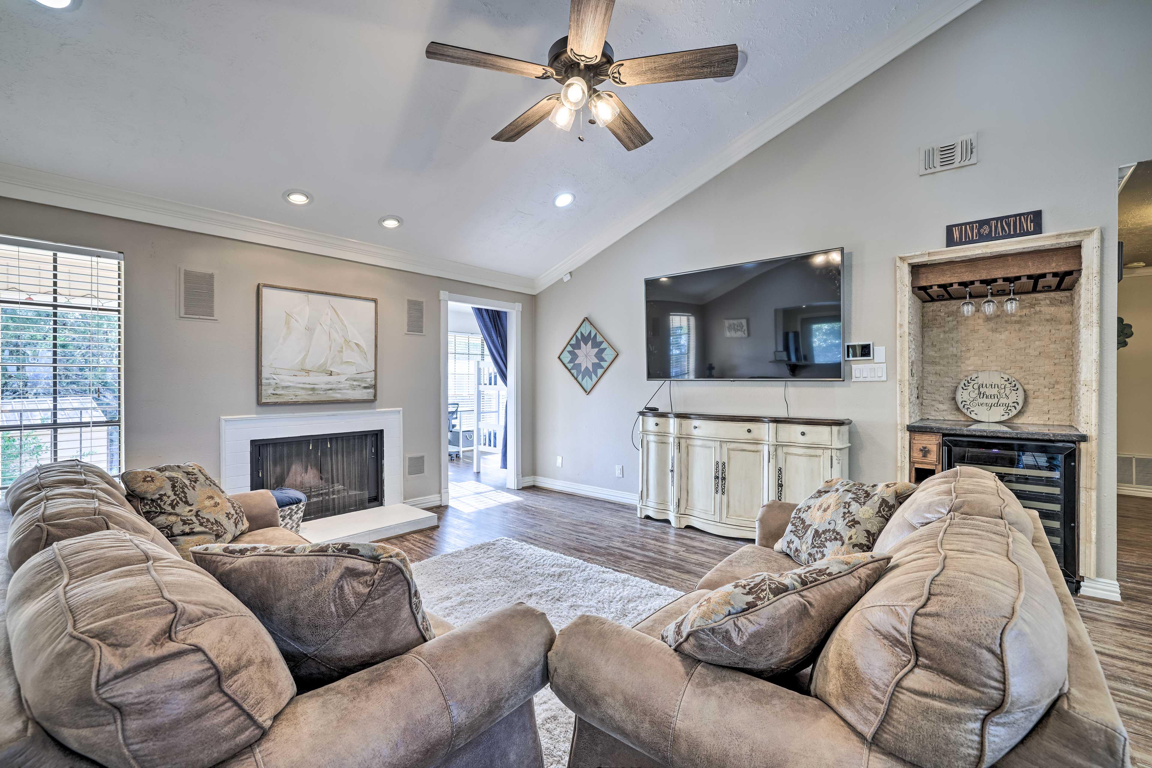 Family Room | 4,000 Sq Ft | Free WiFi